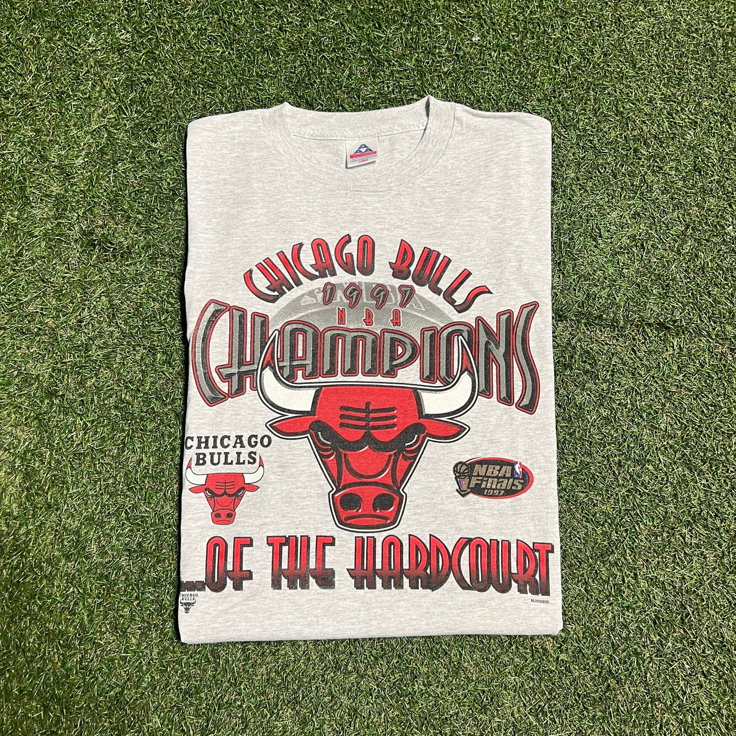 1997 Bulls Champs of The Hard Court Grey Tee Size Large USED v15649