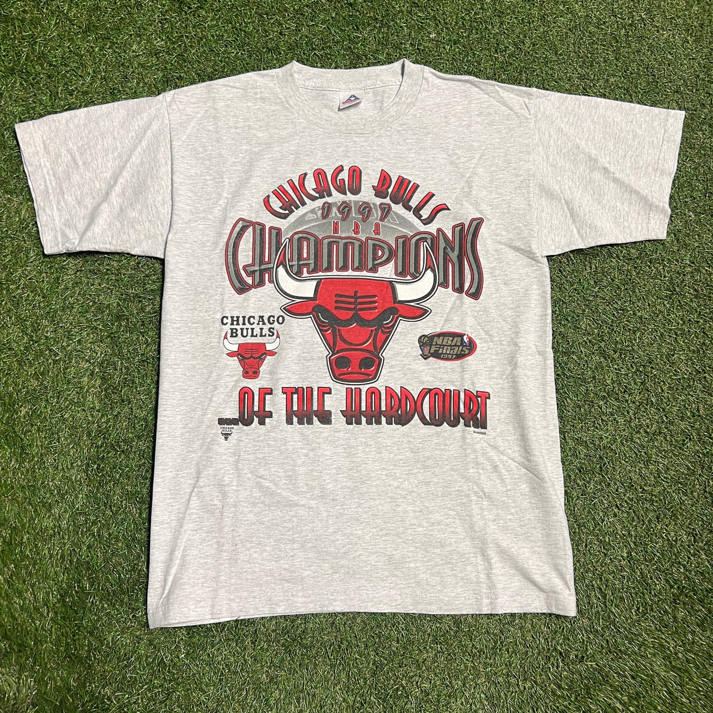 1997 Bulls Champs of The Hard Court Grey Tee Size Large USED v15649
