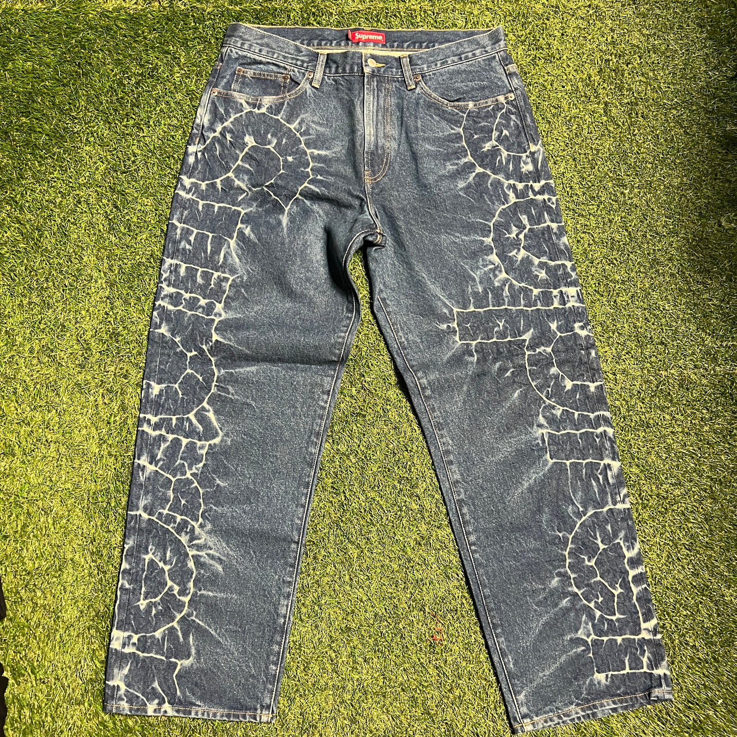 Supreme Dyed Logo Indigo Jeans Size 34 NEW x11421