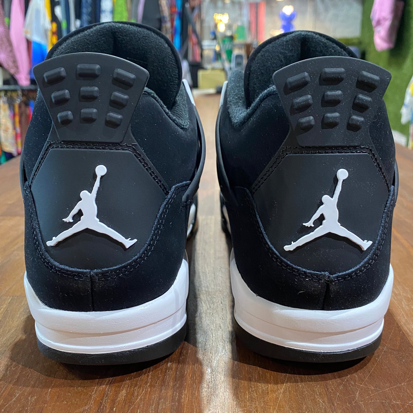 Jordan 4 White Thunder Size 9.5 NEW s14072