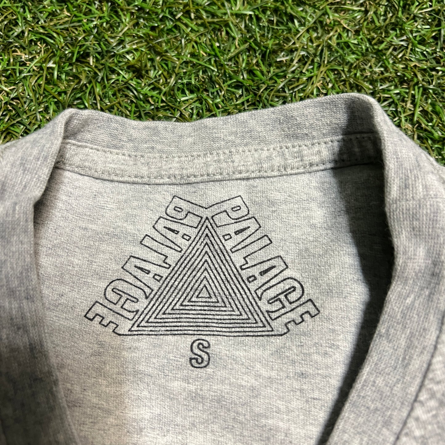 Palace tri-glitch tee grey Size small USED x11549