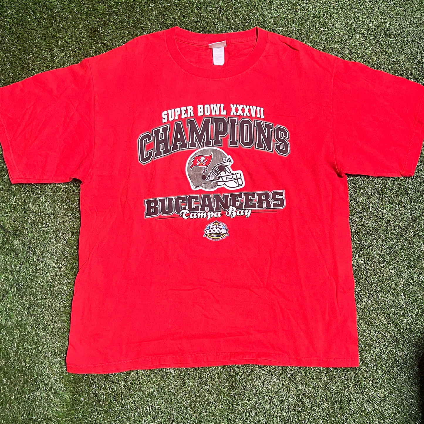 Super Bowl XXXVII Champions Tampa Bay Buccaneers Red Tee Size XL USED v13559