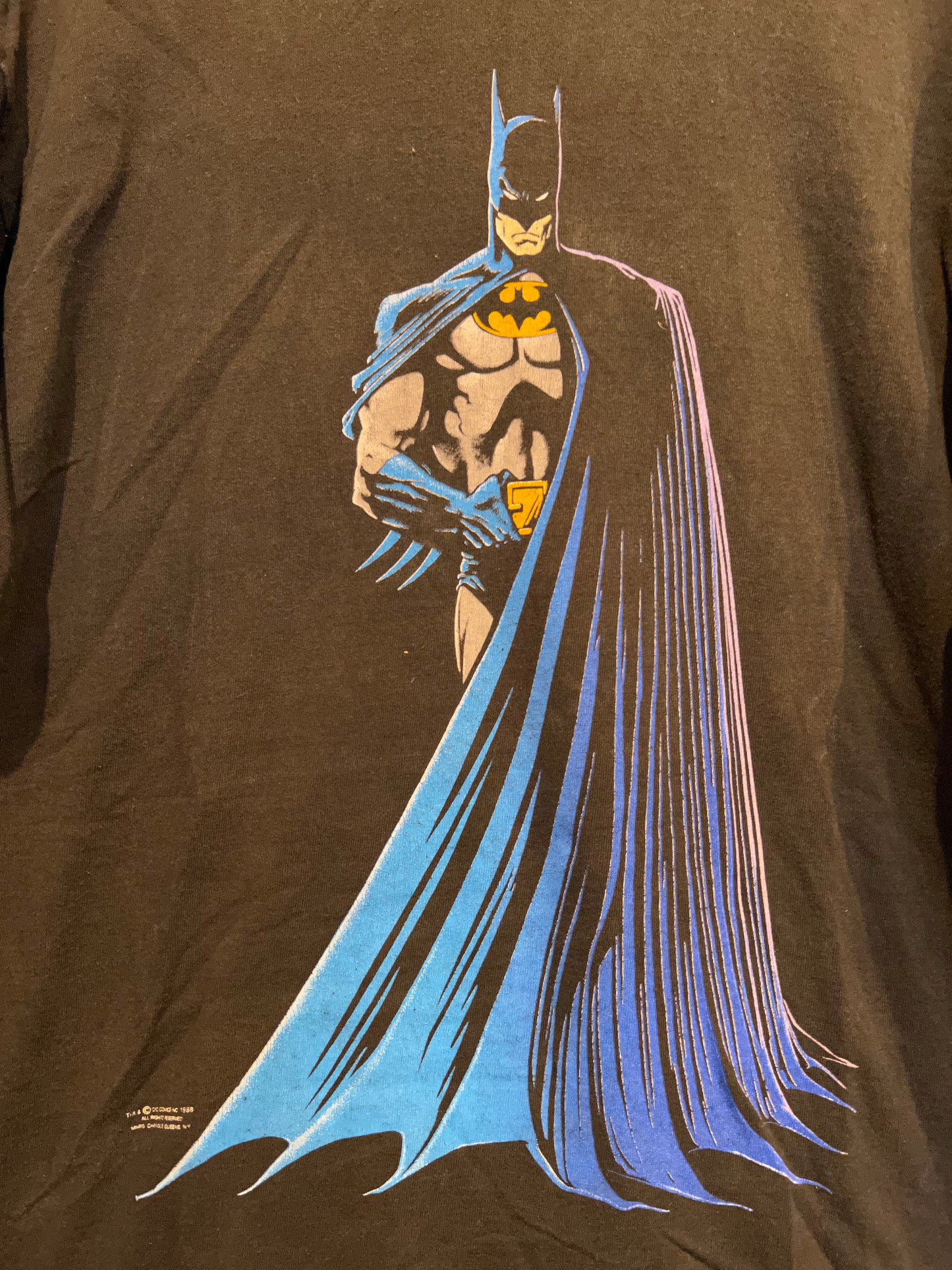 Batman Holding Belt 1988 Tee Size XL USED v8311