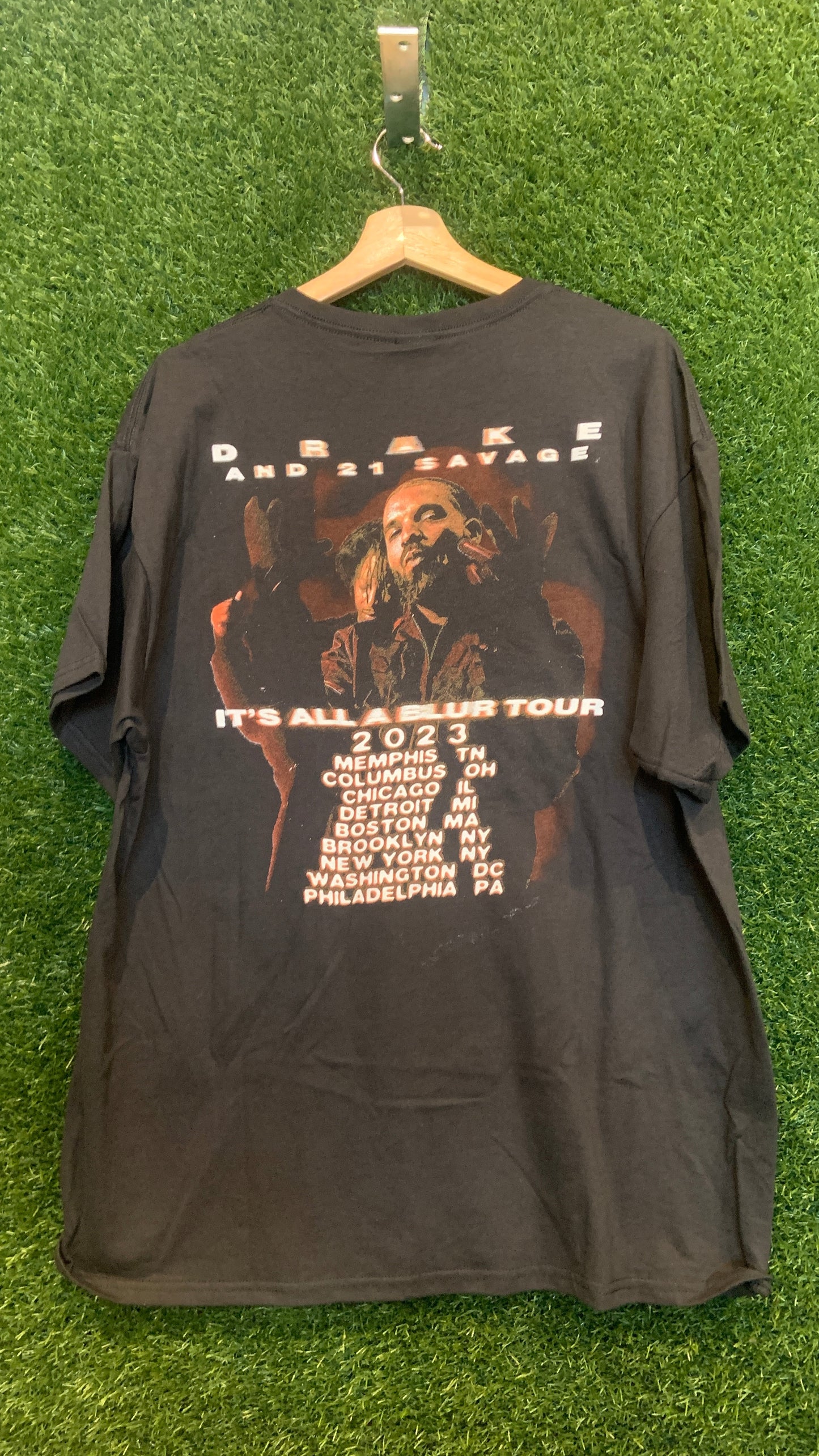 Drake & 21 Savage it's all a blur tour 2023 parking lot bootleg tee black blue front red back deltag tag Size Large NEW x8127