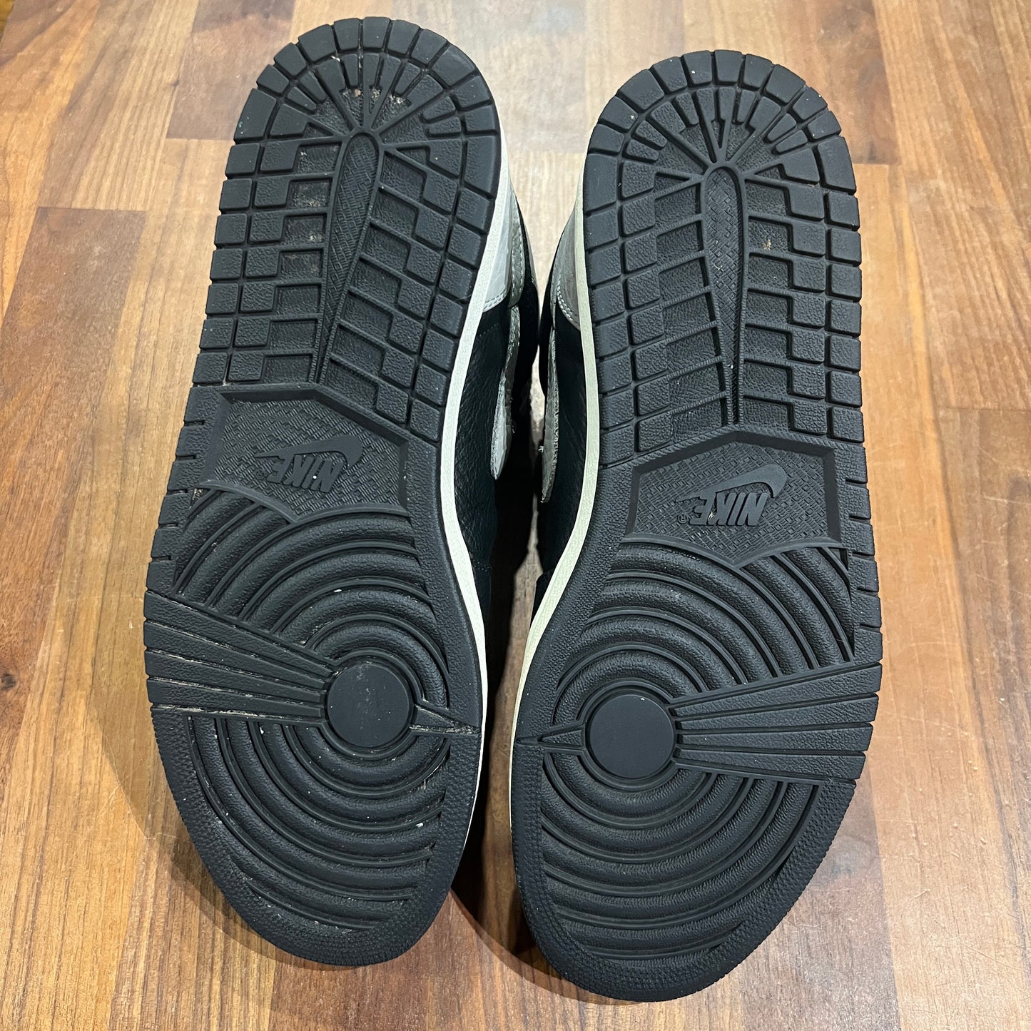 Air Jordan 1 Retro Shadow 2009 Size 11 USED s5307