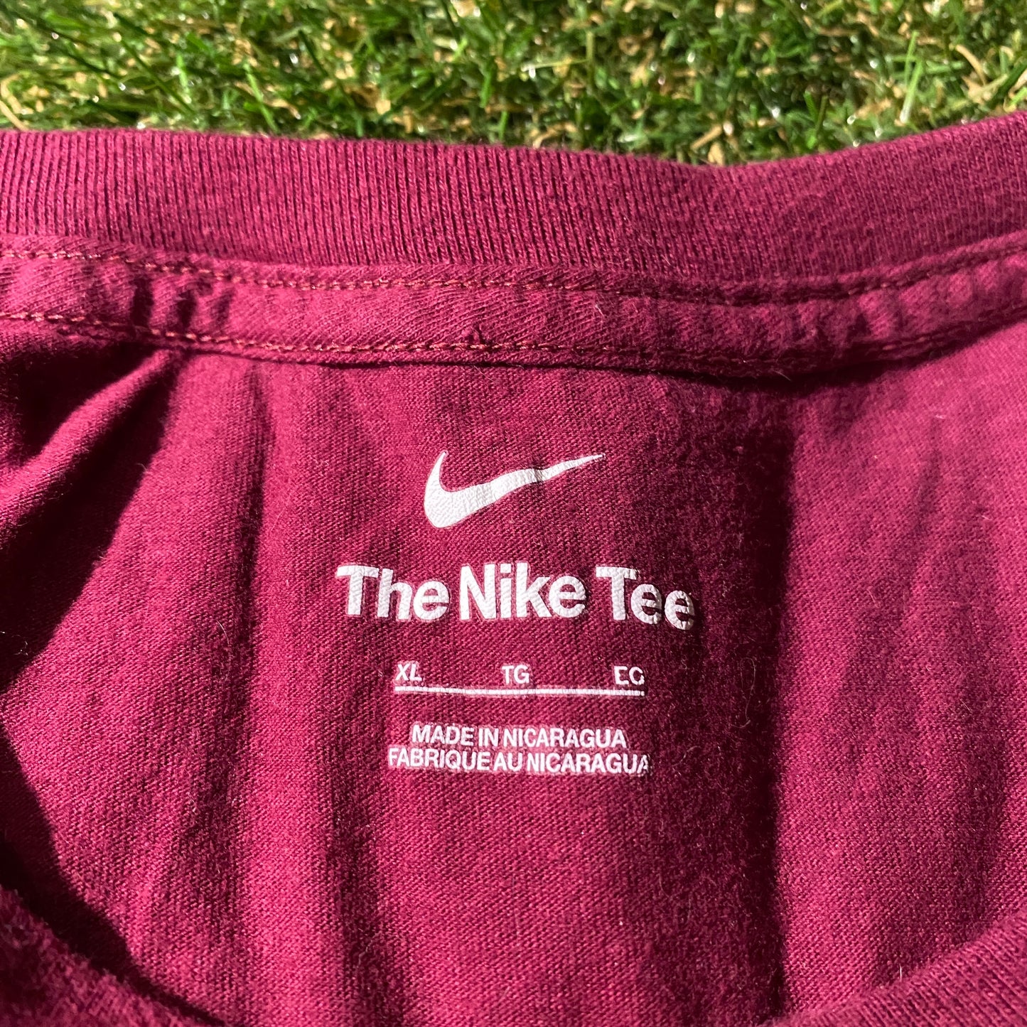 Nike center swoosh modern dri fit tee burgundy Size XL USED v12429