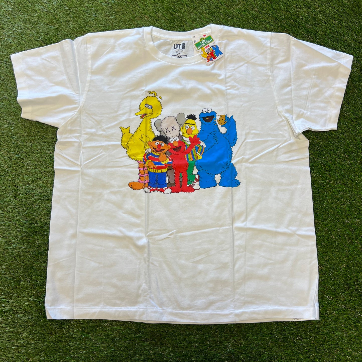 Kaws Sesame ST Uniqlo Group Picture White Tee Size XXL NEW x9177
