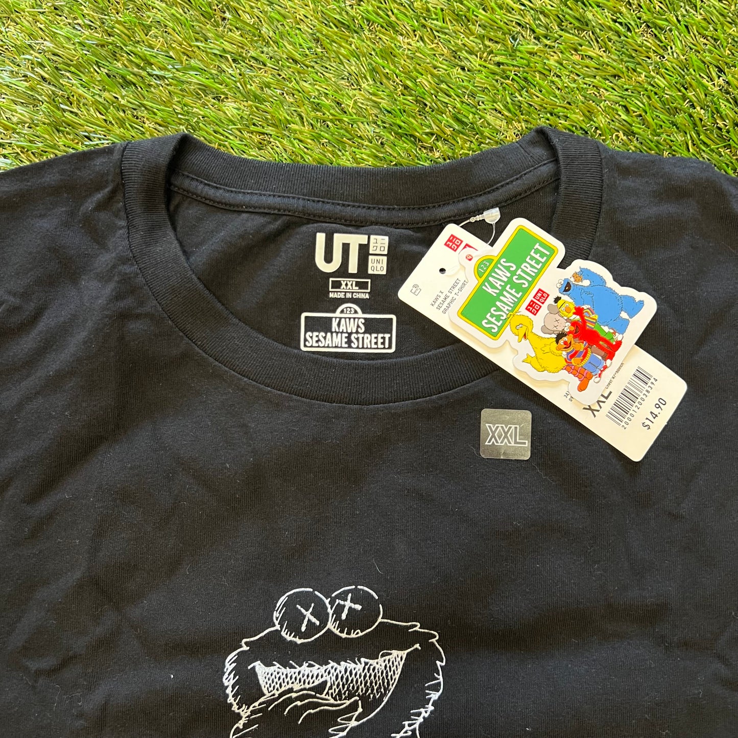 Kaws Sesame ST Uniqlo Outline Trash Can Picture Black Tee Size XXL NEW x9183