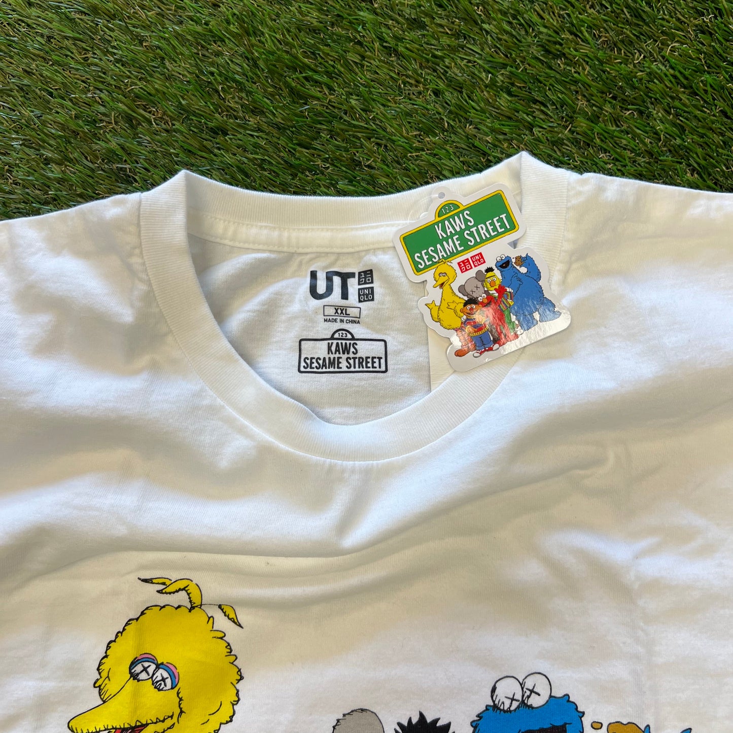 Kaws Sesame ST Uniqlo Group Picture White Tee Size XXL NEW x9178