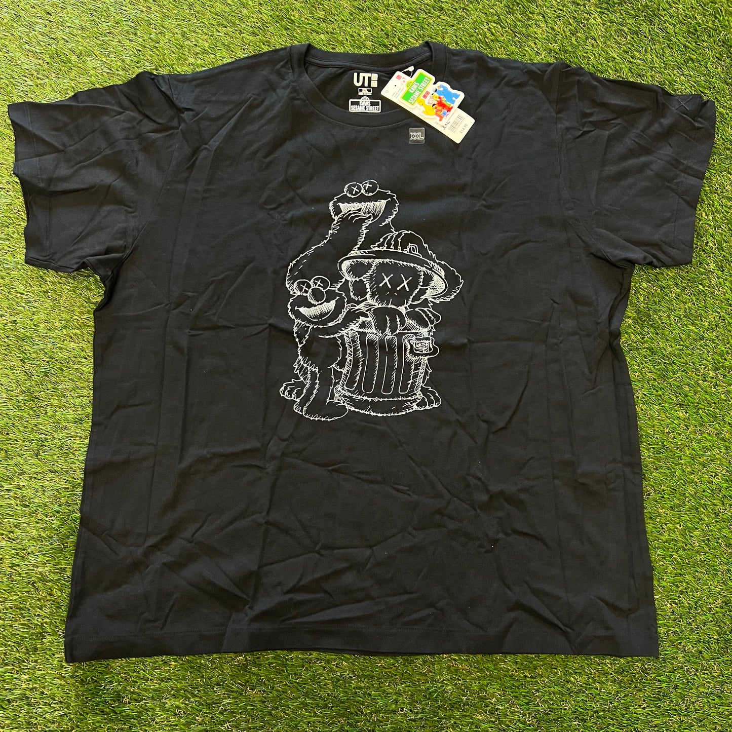 Kaws Sesame ST Uniqlo Outline Trash Can Picture Black Tee Size XXL NEW x9184