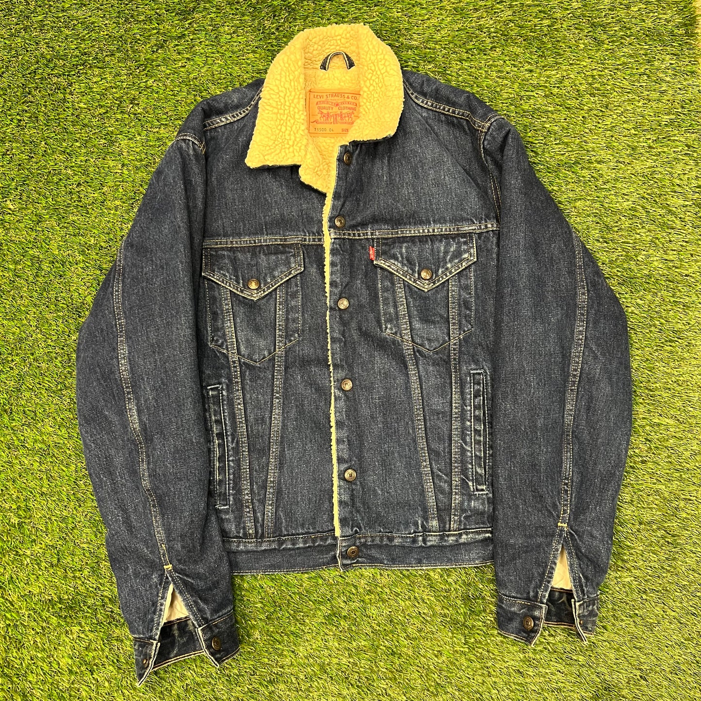 Levis dark blue denim sherpa jacket Size Large USED v12614