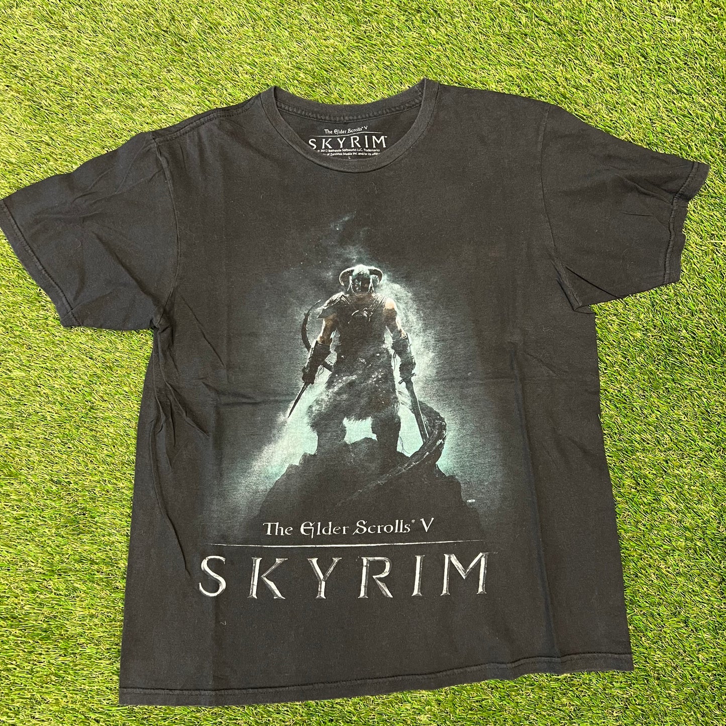 Skyrim The Elder Scrolls Black Tee Size Large USED v12679