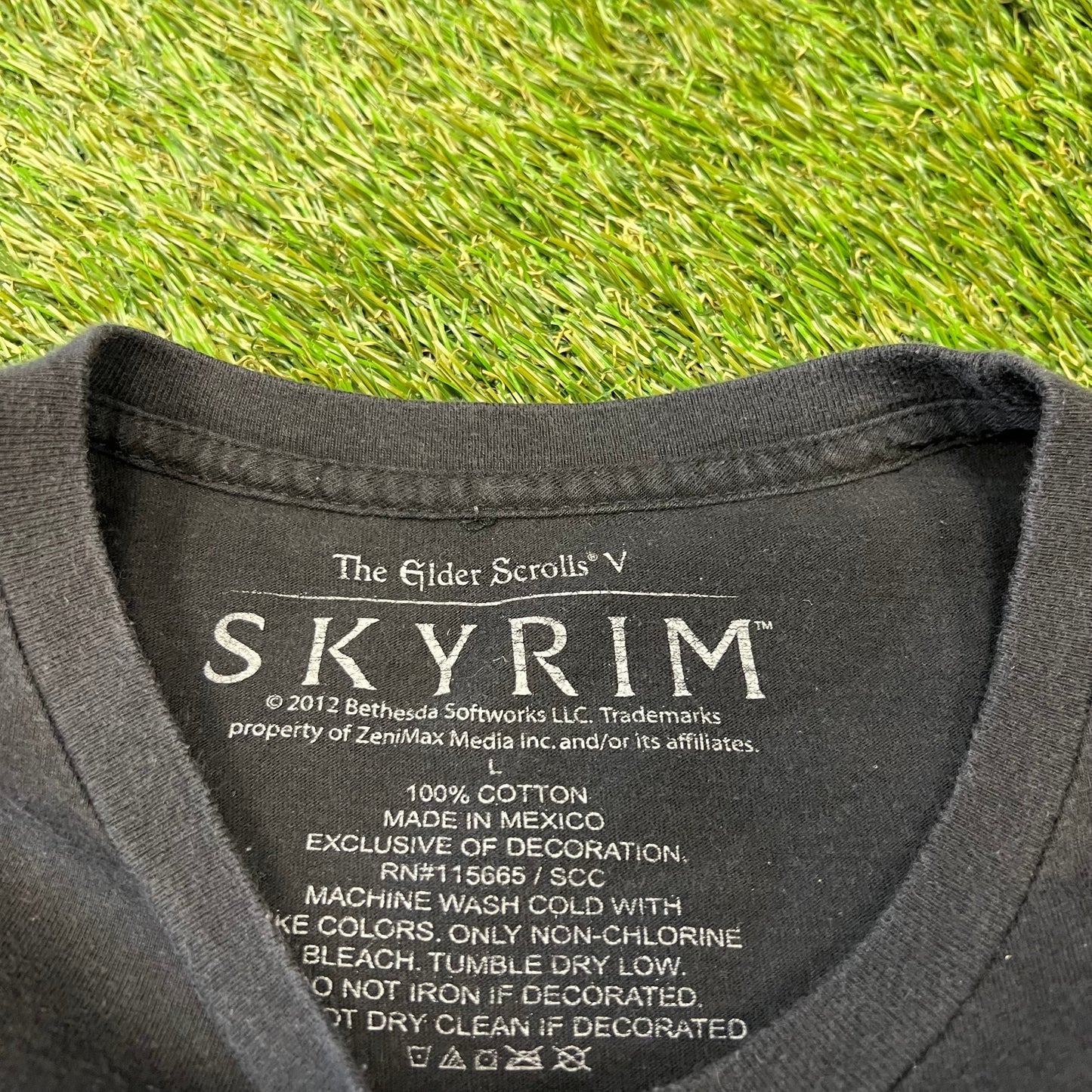 Skyrim The Elder Scrolls Black Tee Size Large USED v12679