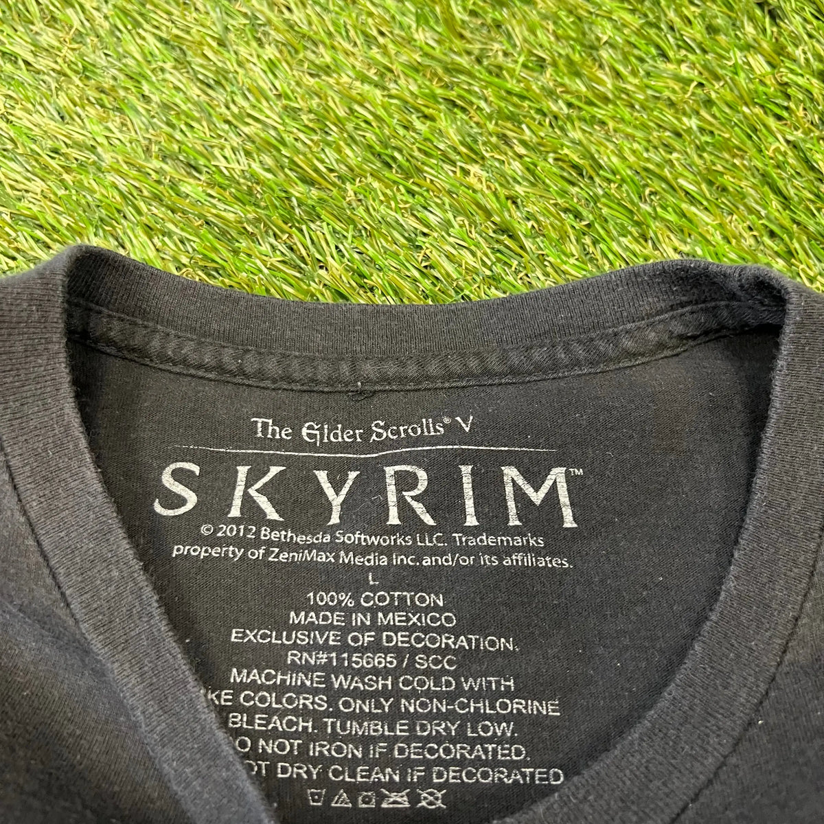 Skyrim The Elder Scrolls Black Tee Size Large USED v12679