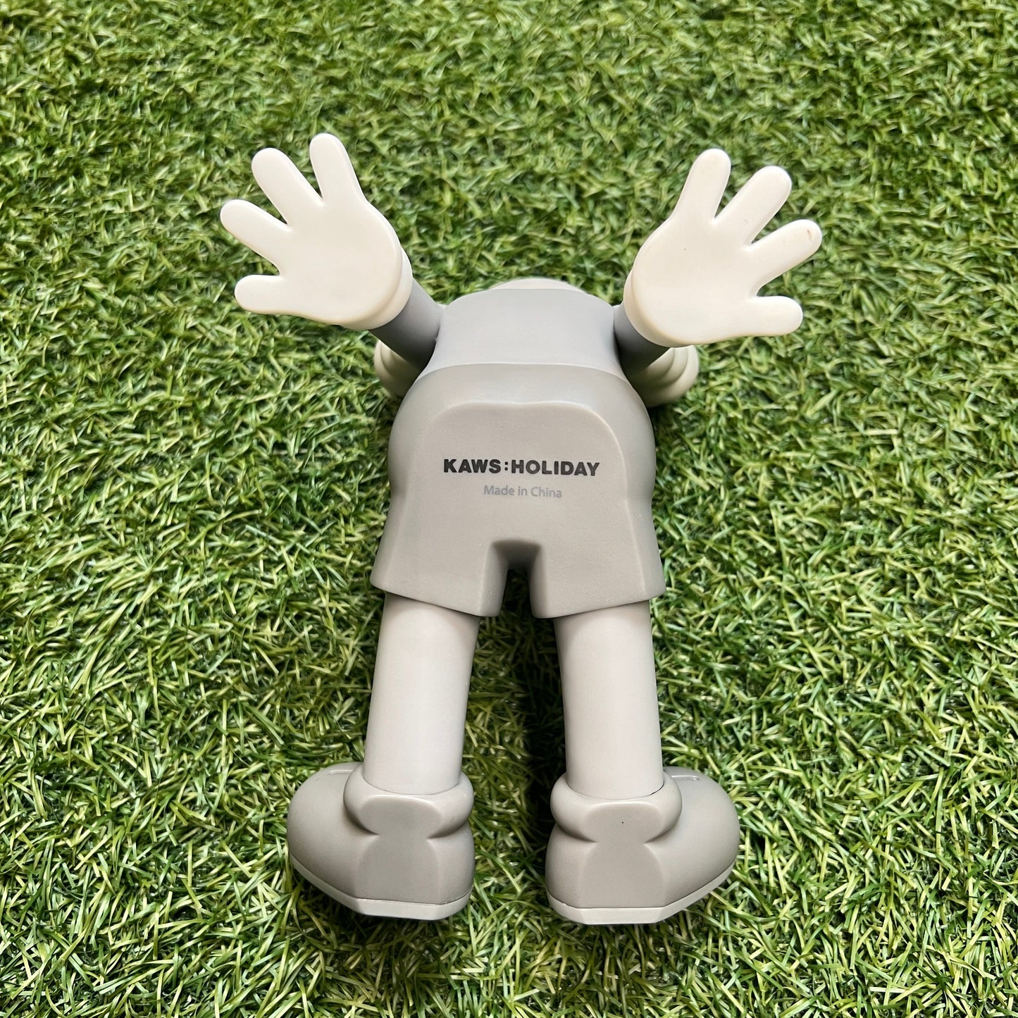 Kaws Holiday Taipei Grey USED x10377