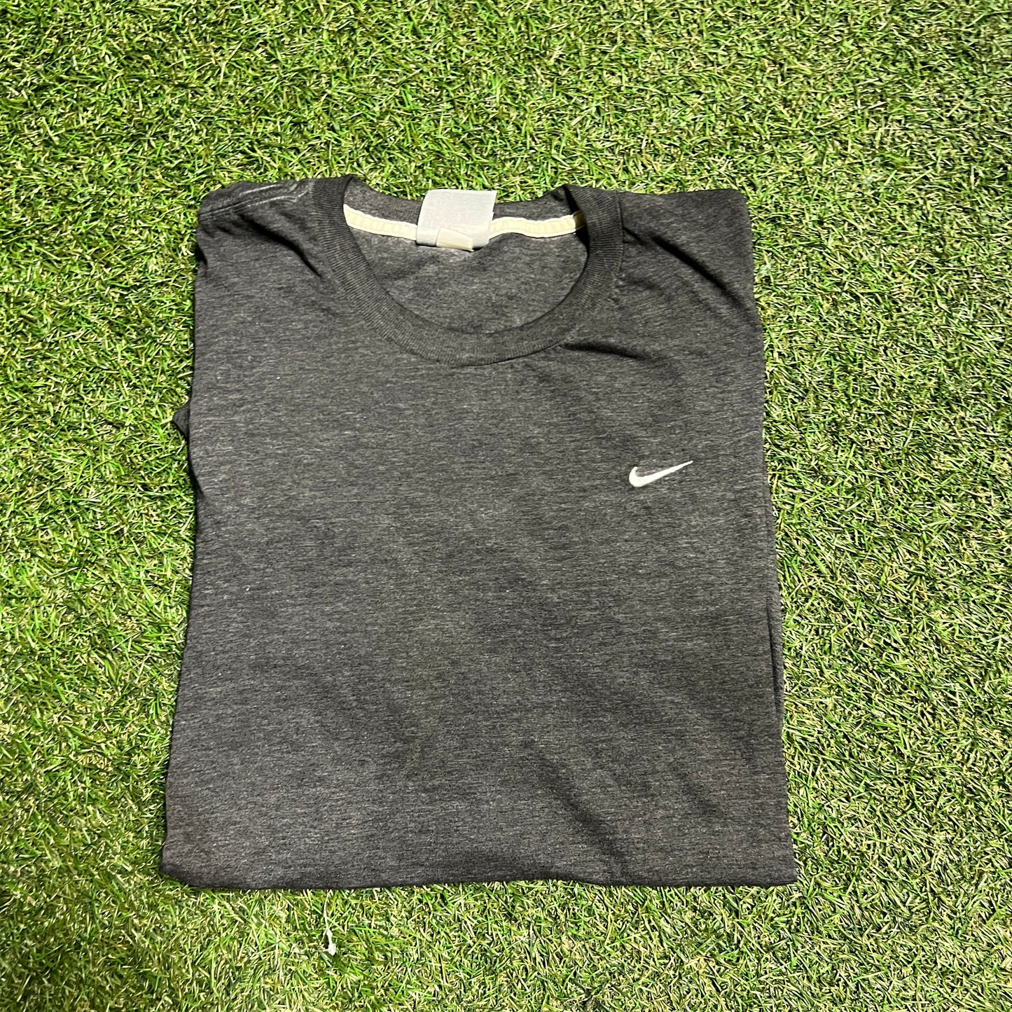 Nike dark gray tee right white swoosh Size Large USED v13749
