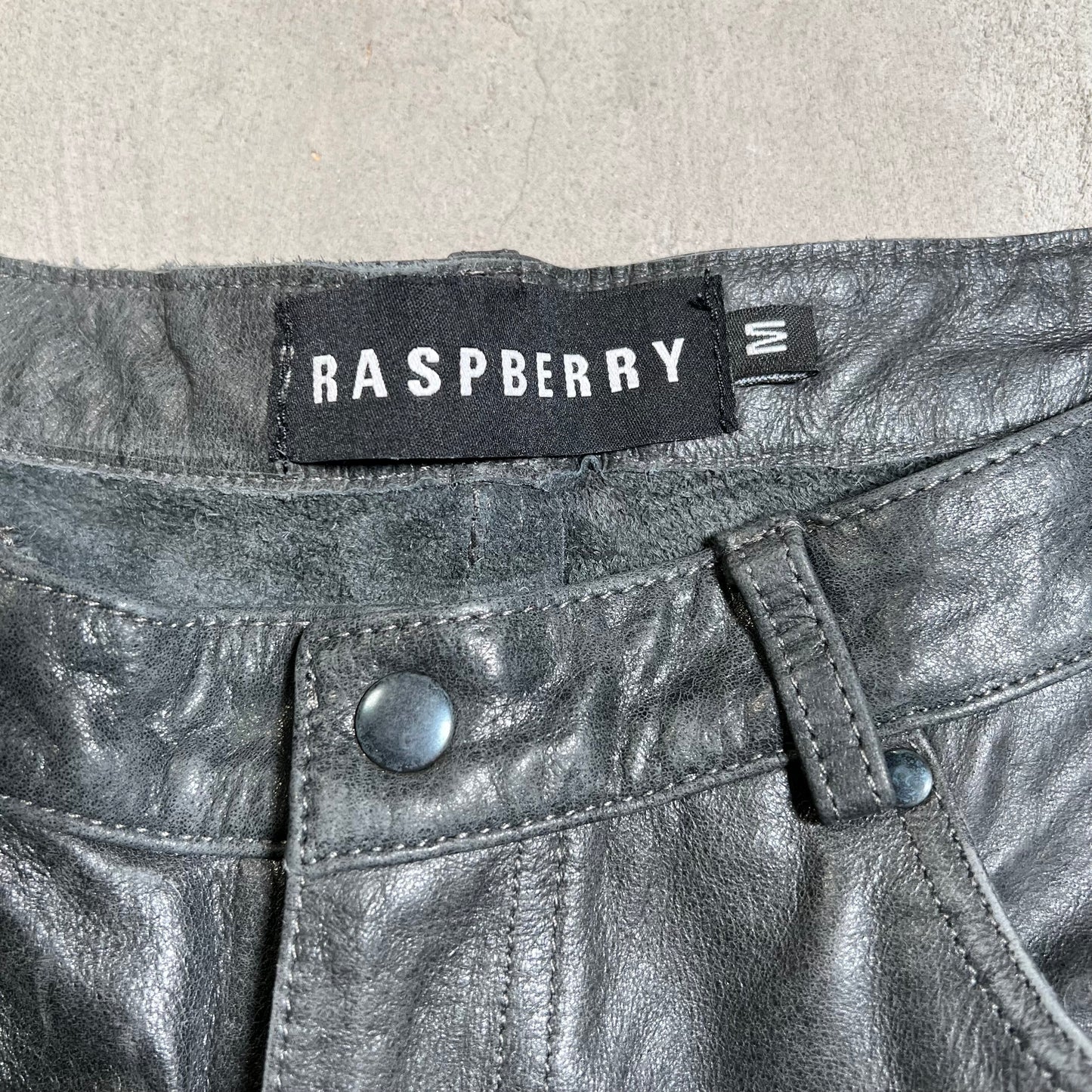 GV Gallery Raspberry Hills Dark Grey Leather Shorts Size Medium USED x17672