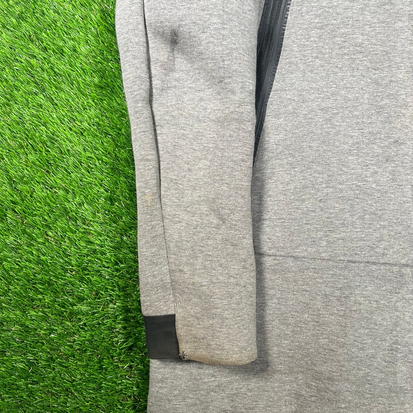 Nike Tech Thick Grey Zip Up Hoodie Size Medium USED v17910