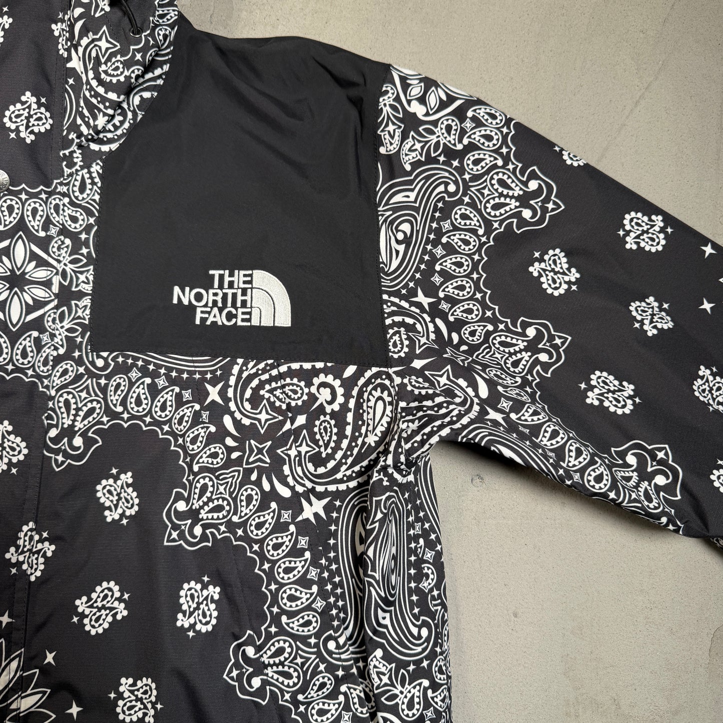 Supreme North Face Black Bandana Mountain Jacket (2014) Size Large USED x15382