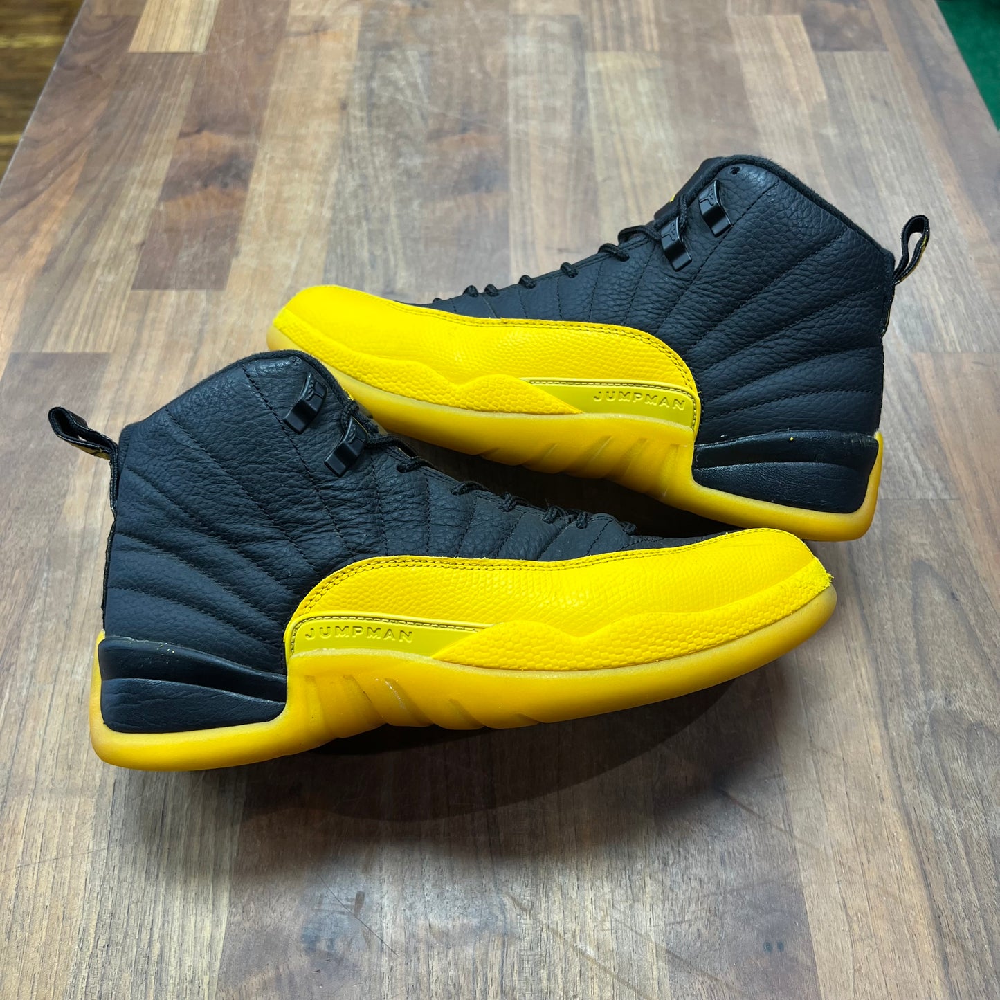 Jordan 12 Black University Gold Size 8 USED S17196