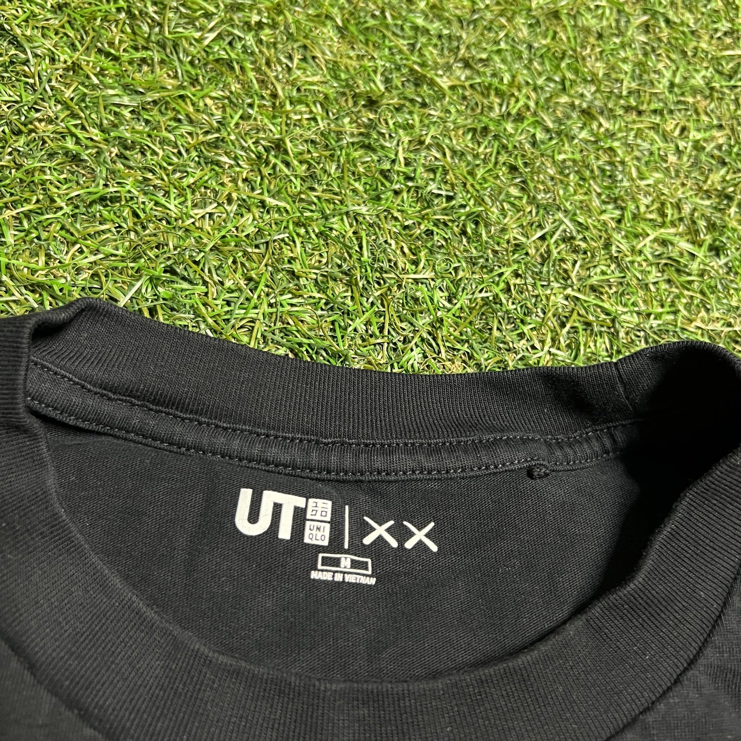 Uniqlo X Kaws Companion Figures Black Tee Size Medium USED x14211