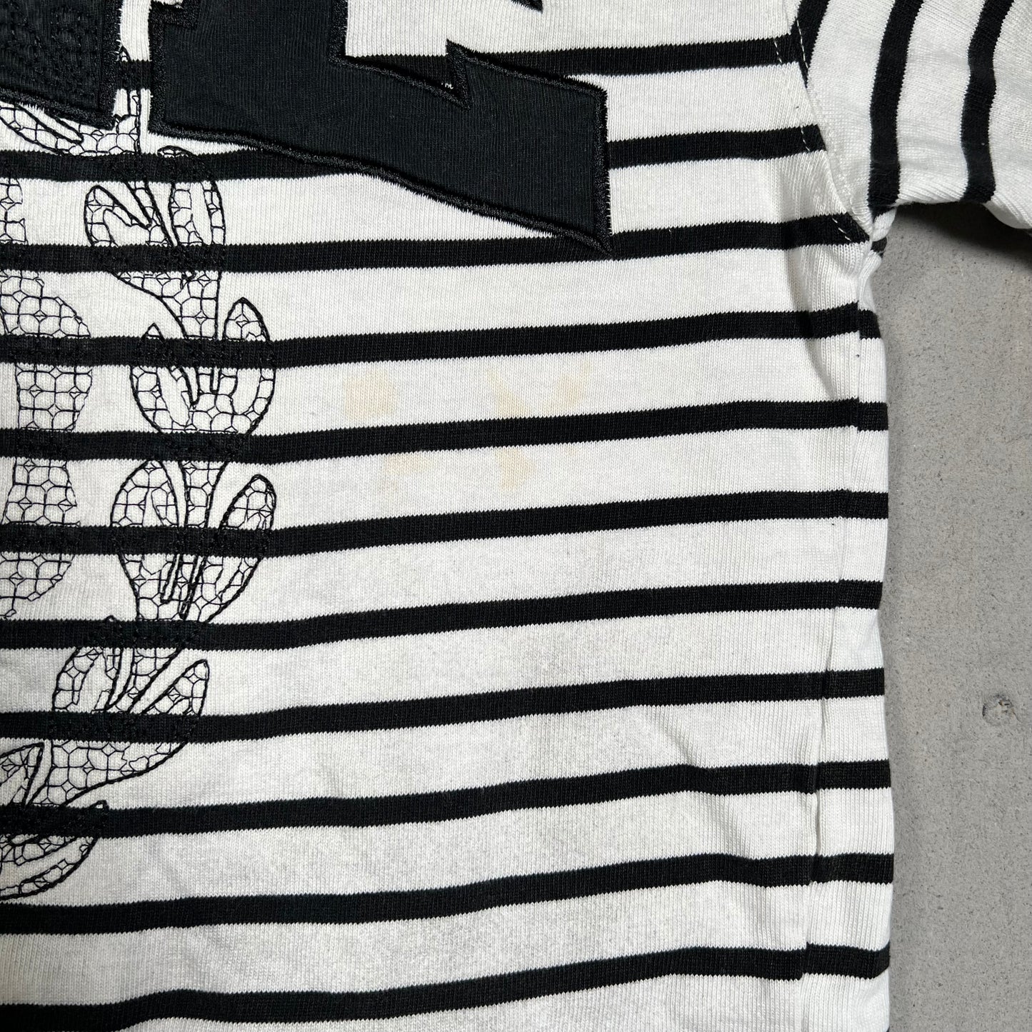 Vale Forever Stripe Emblem White/Black Longsleeve Size XL USED x17589