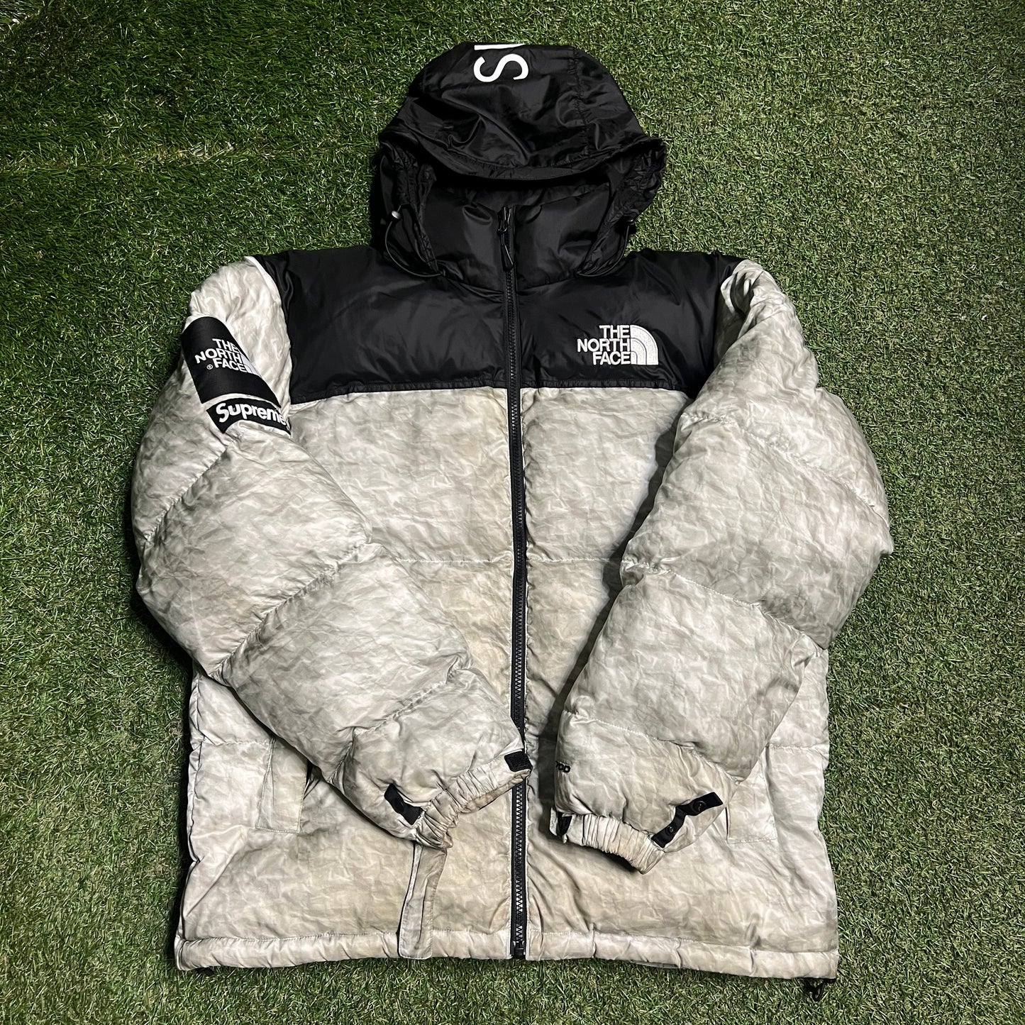 Supreme North Face Nuptse Paper Print Jacket Size Medium USED x13801