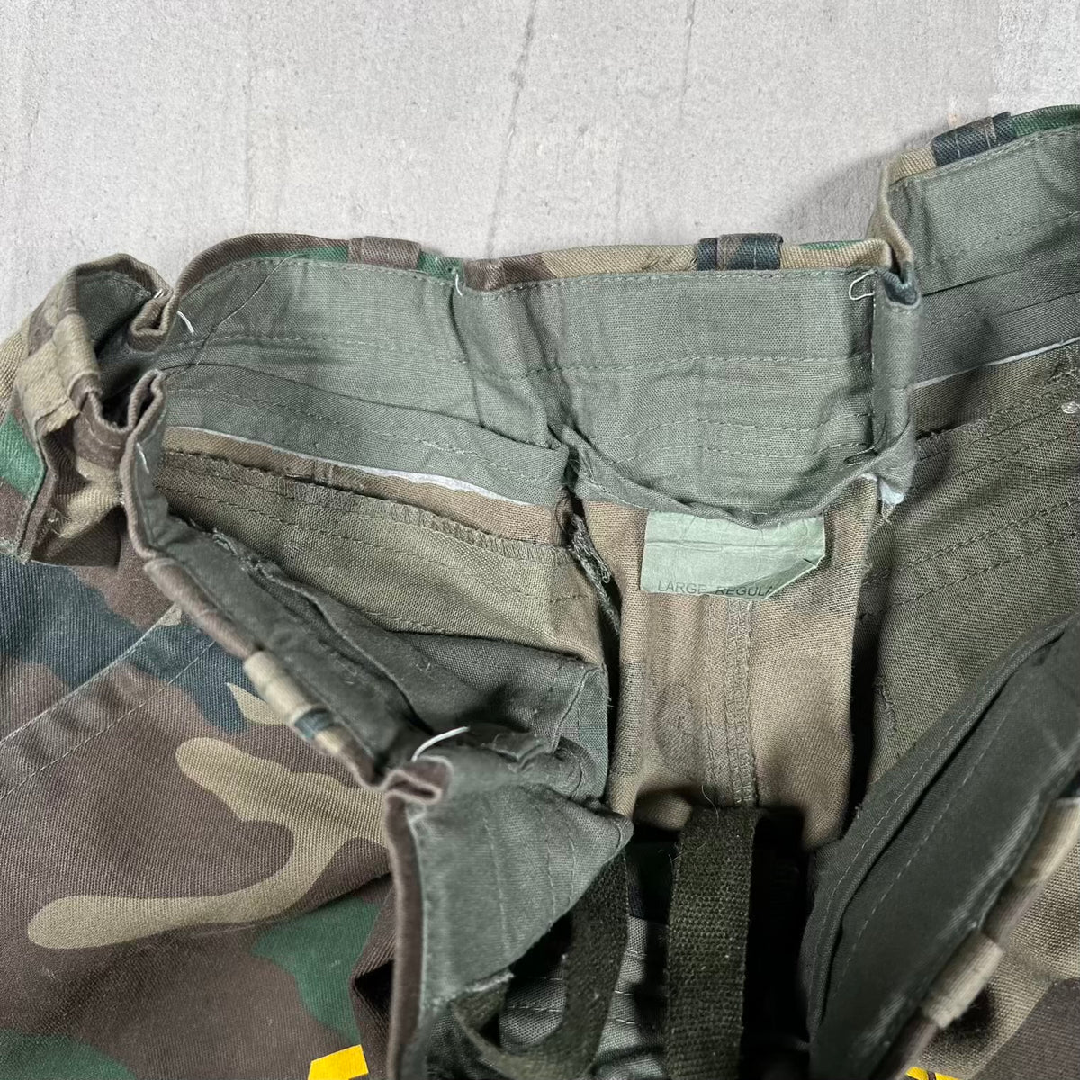 GV Gallery Raspberry Hills Camo Yellow Logoi Shorts Size Large USED x18198