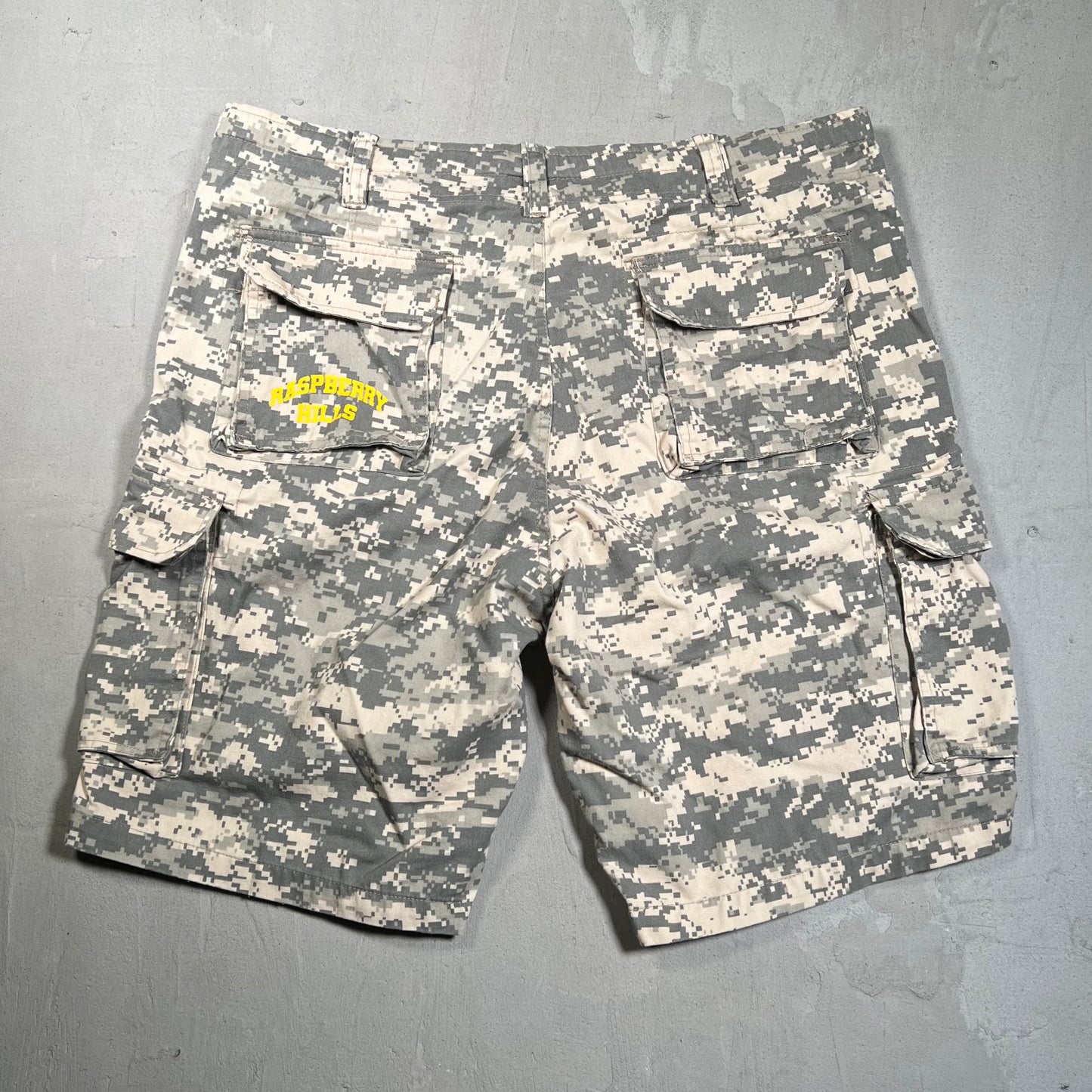 GV Gallery Raspberry Hills Digi Camo Cargo Shorts Size Large USED x17590
