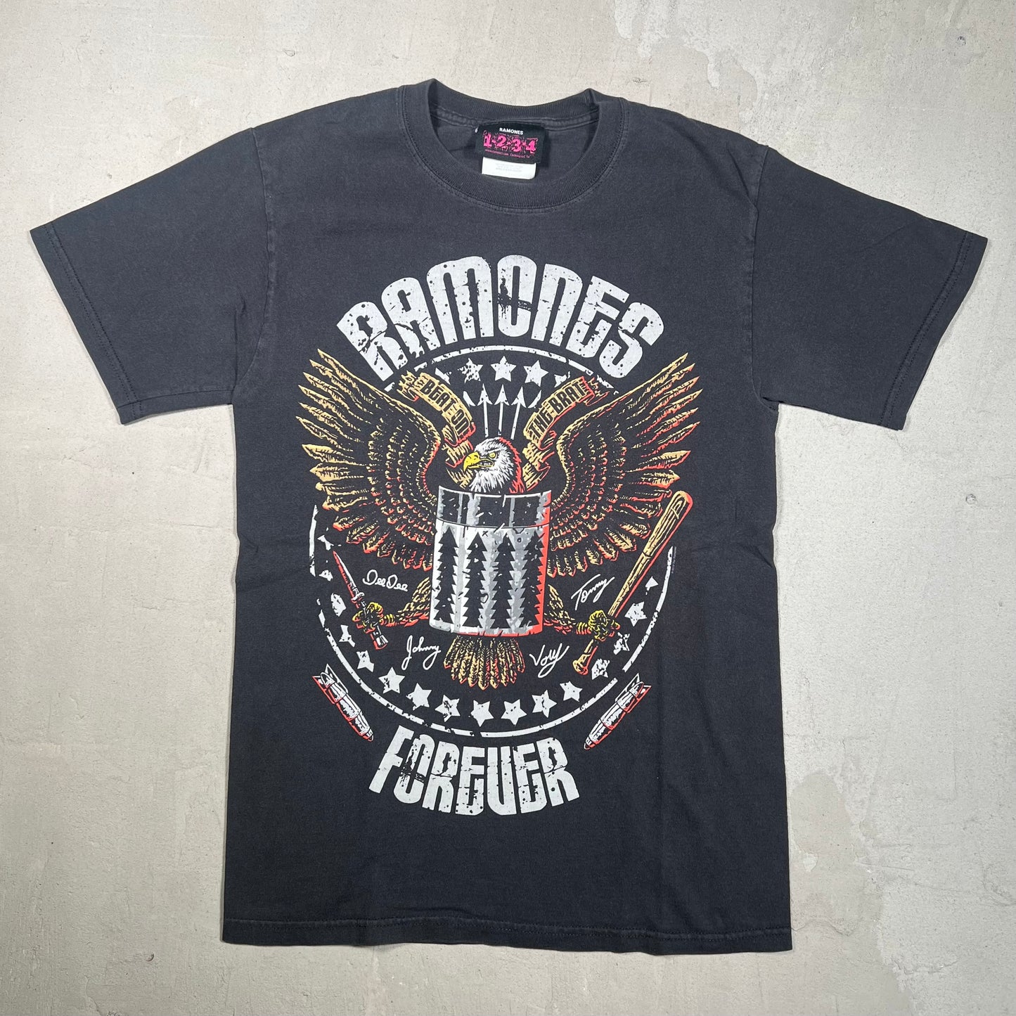 2010 Ramones Forever Black Tee Size Small USED v19307