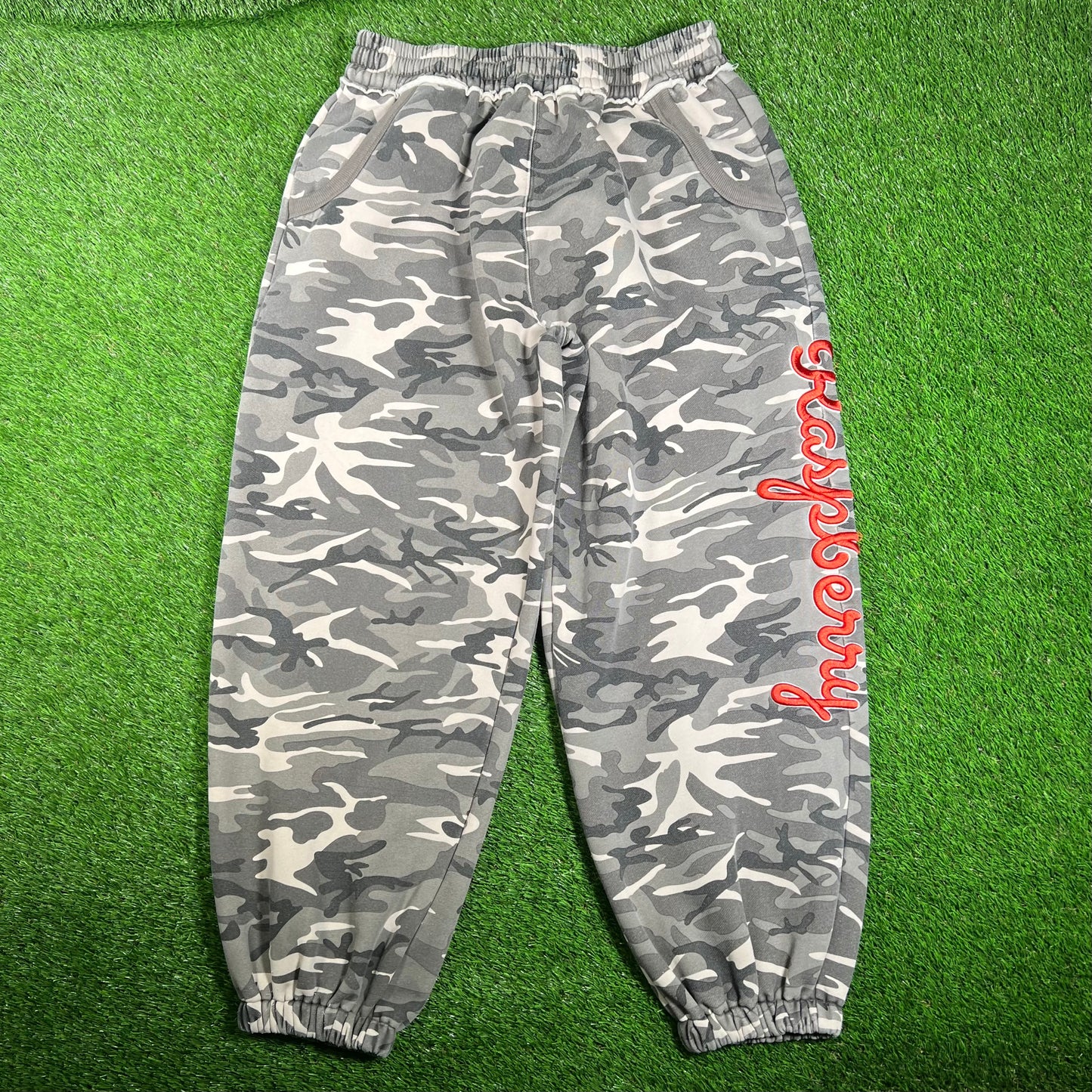 GV Gallery Raspberry Hills Camo Sweatpants w/ Red Lettering Size Medium USED x15940