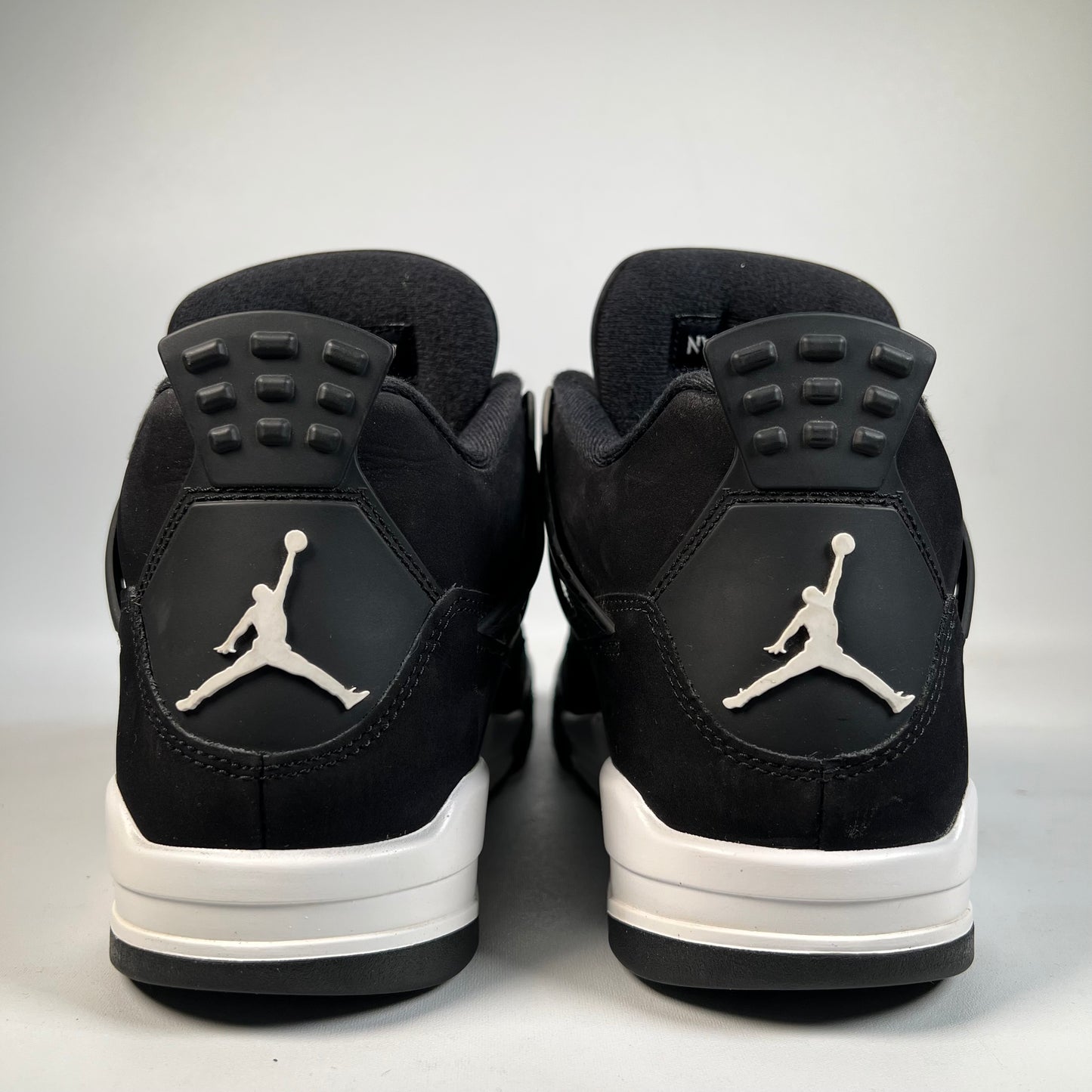Jordan 4 White Thunder (2024) Size 8.5 USED s22320