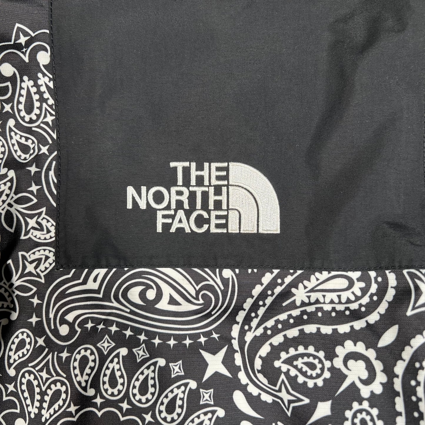 Supreme North Face Black Bandana Mountain Jacket (2014) Size Large USED x15382