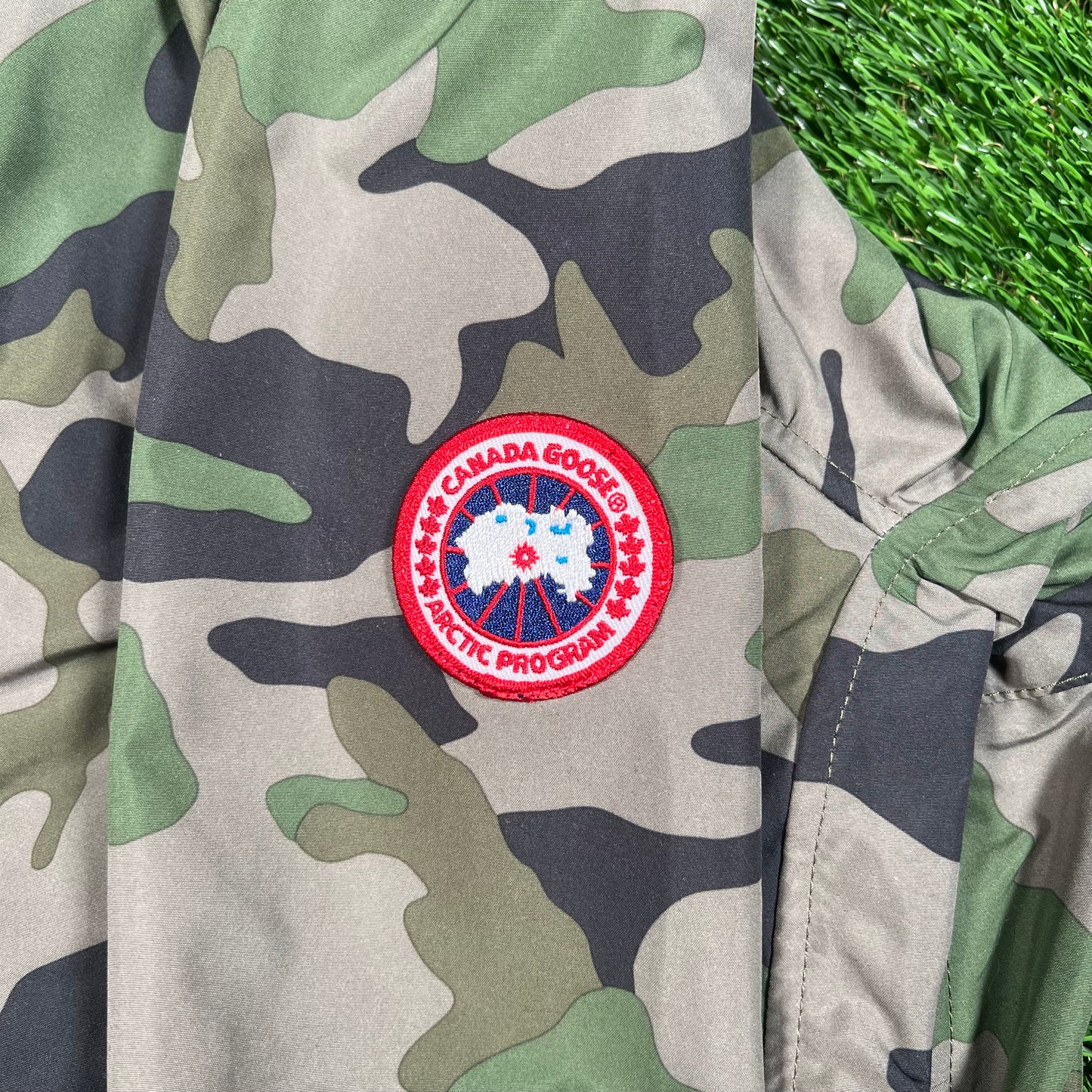 Canda Goose Camo Puffer Jacket Size Large USED x15888