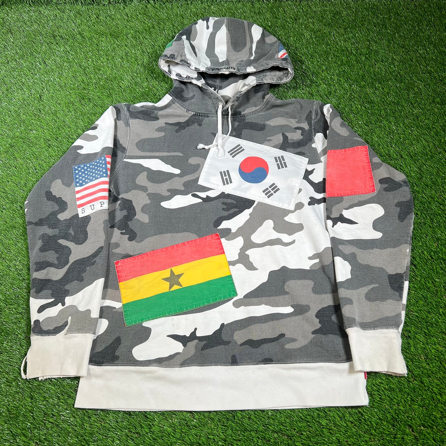 Supreme International Flags Patchwork Camo Hoodie Size Medium USED x14262