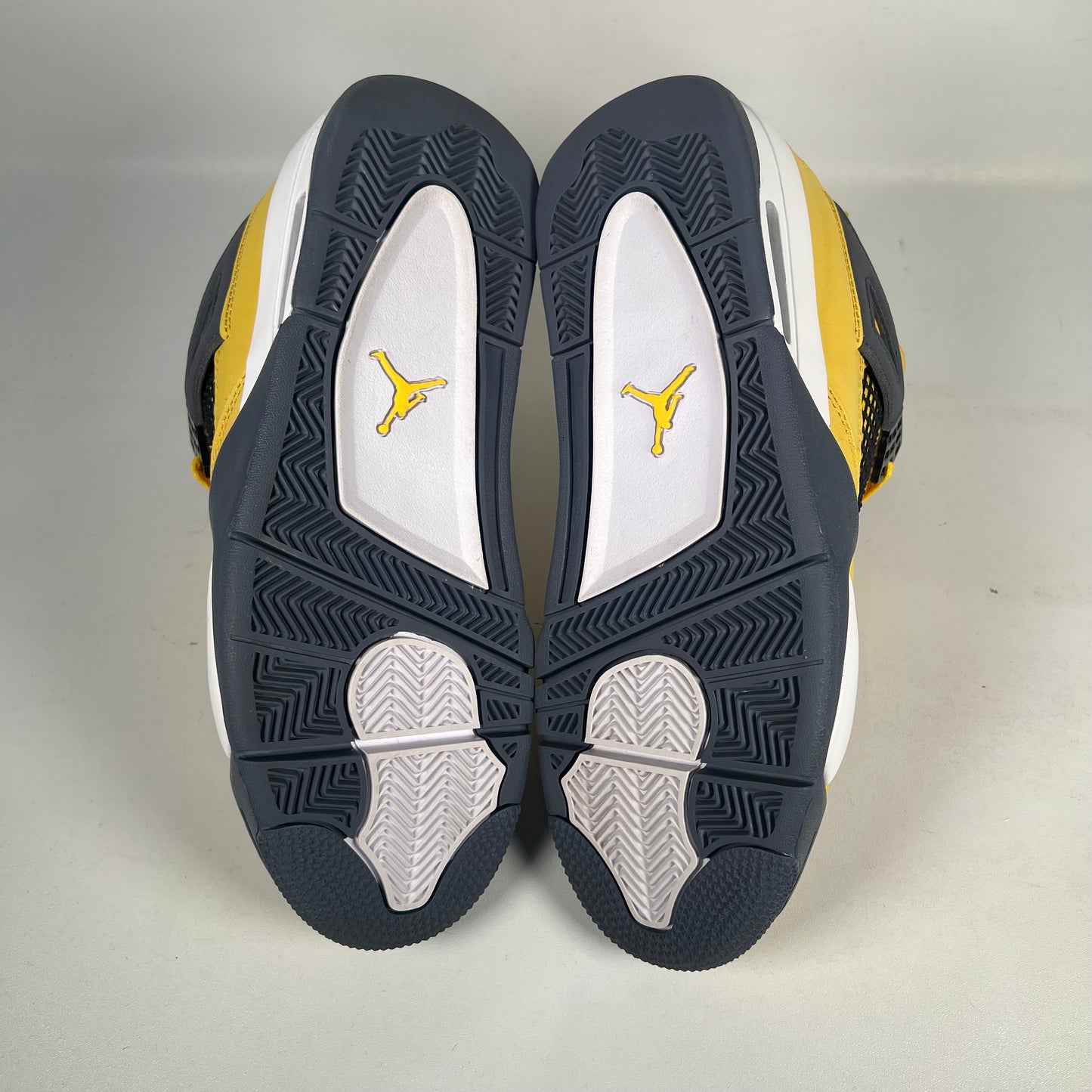 Jordan 4 Lightning (2021) Size 8.5 USED s21091
