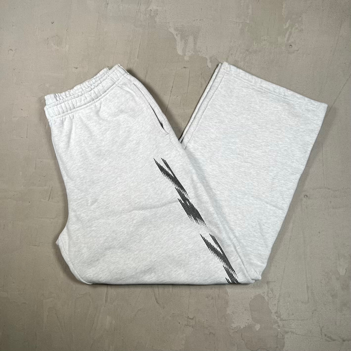 74 is War Grey Straight Leg Sweatpoants Size Large USED x18920
