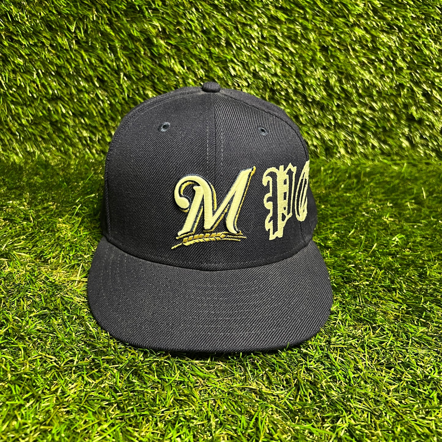 New Era Milwaukee Brewers Whie Logo Navy Blue Hat Size 7 1/2 USED v16007