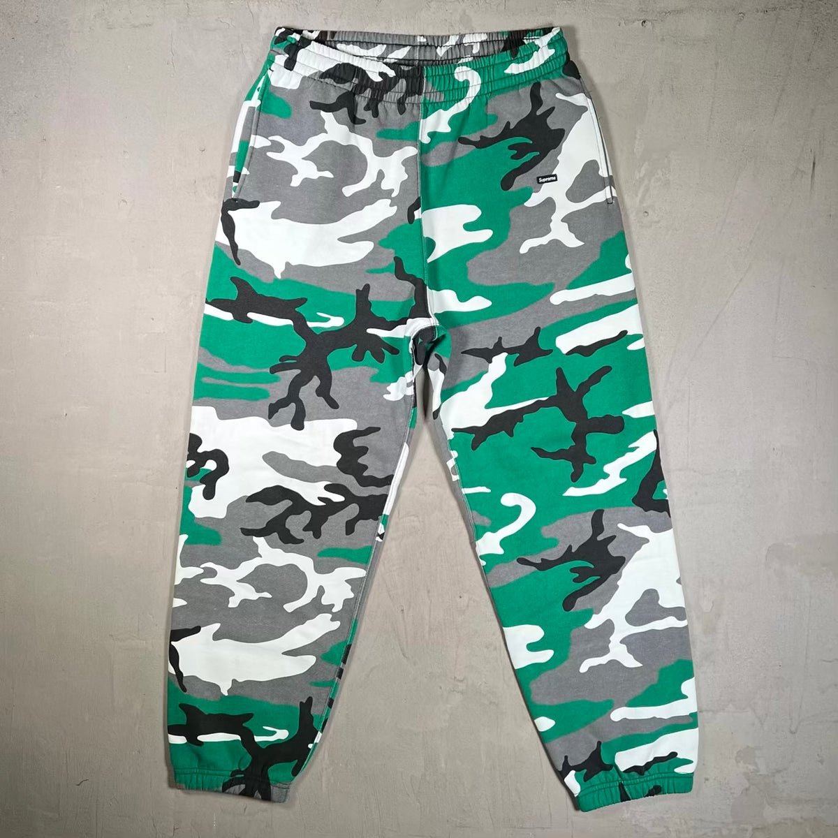 Supreme Small Box Logo Green Camo Sweatpants (2025) Size Medium USED x18915