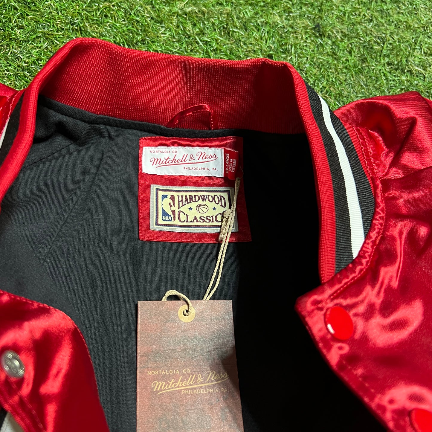 Mitchell and Ness Satin Chicago Bulls Red Jacket Size XXL NEW v16085
