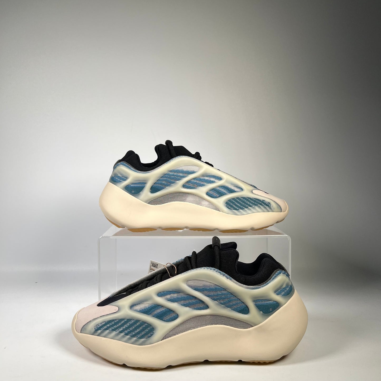 Yeezy 700 V3 Kyanite Size 7 NEW S17139