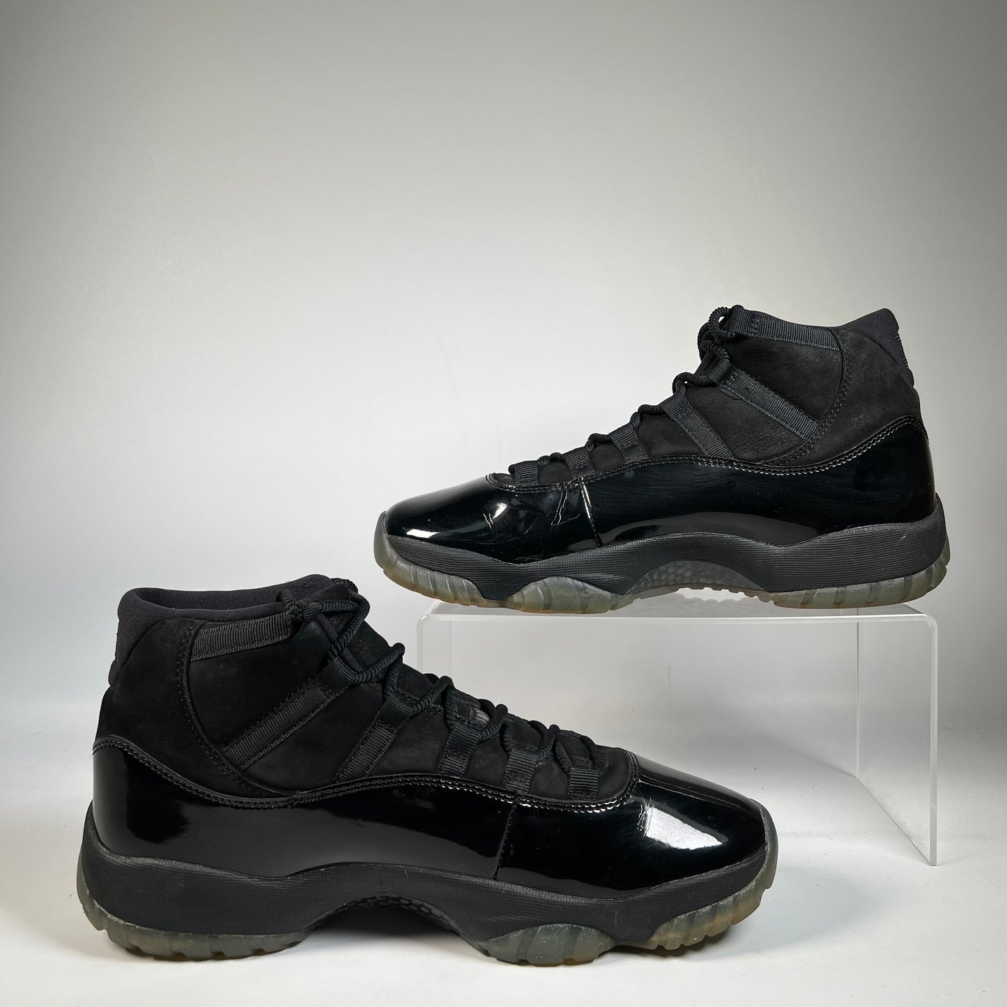 Jordan 11 Cap and Gown (2018) Size 10 USED s21196