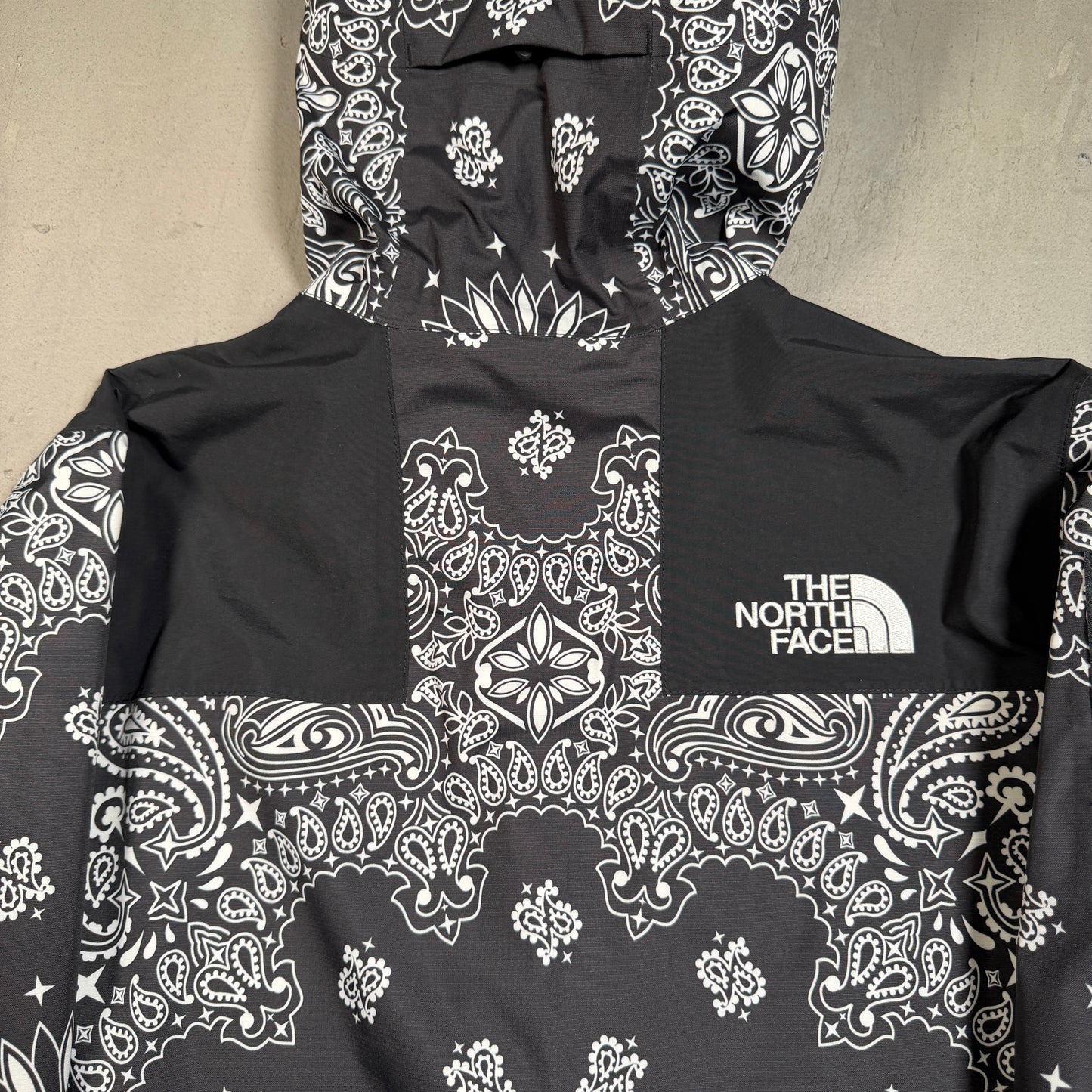 Supreme North Face Black Bandana Mountain Jacket (2014) Size Large USED x15382