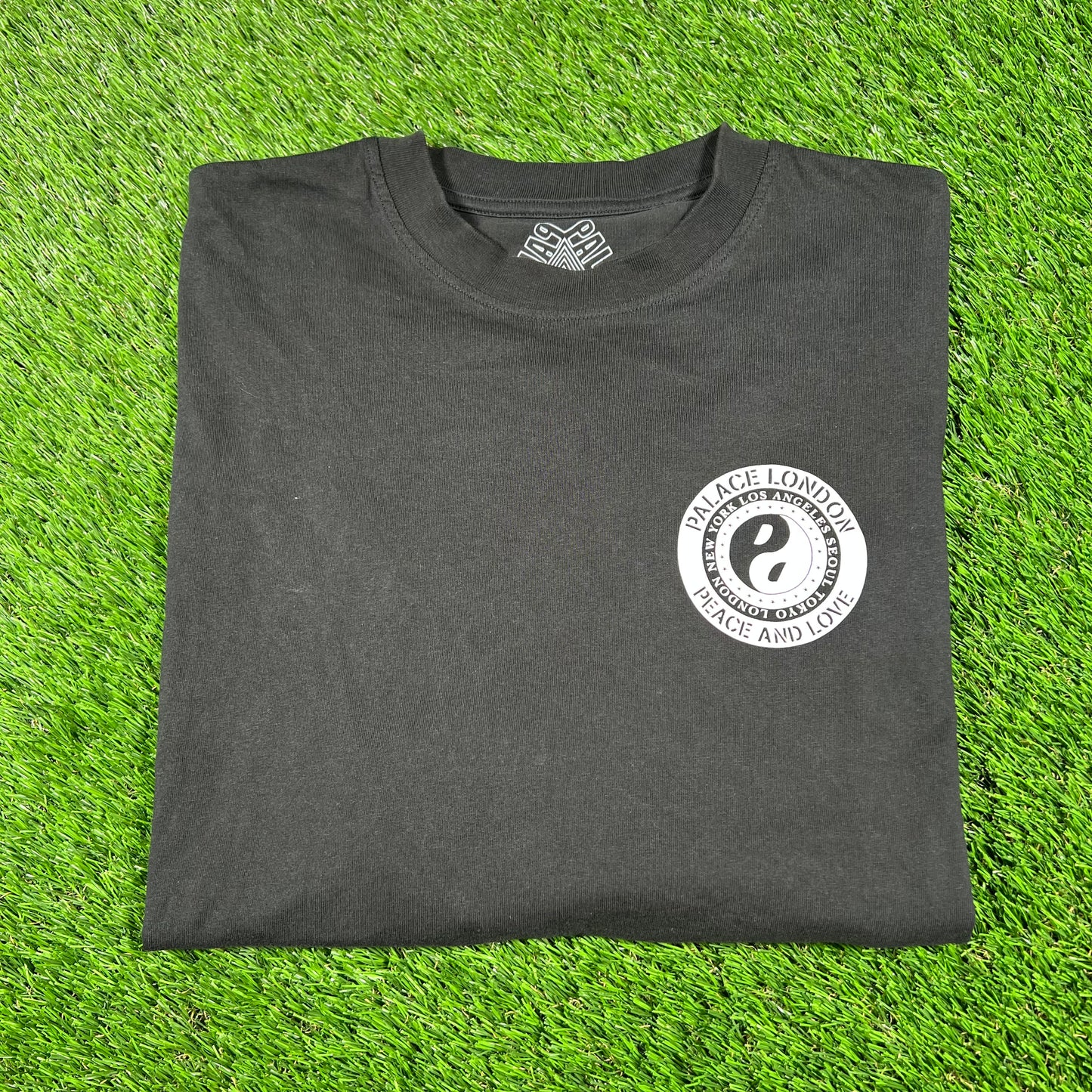 Palace Peace and Love Black Tee Size XL USED x14683