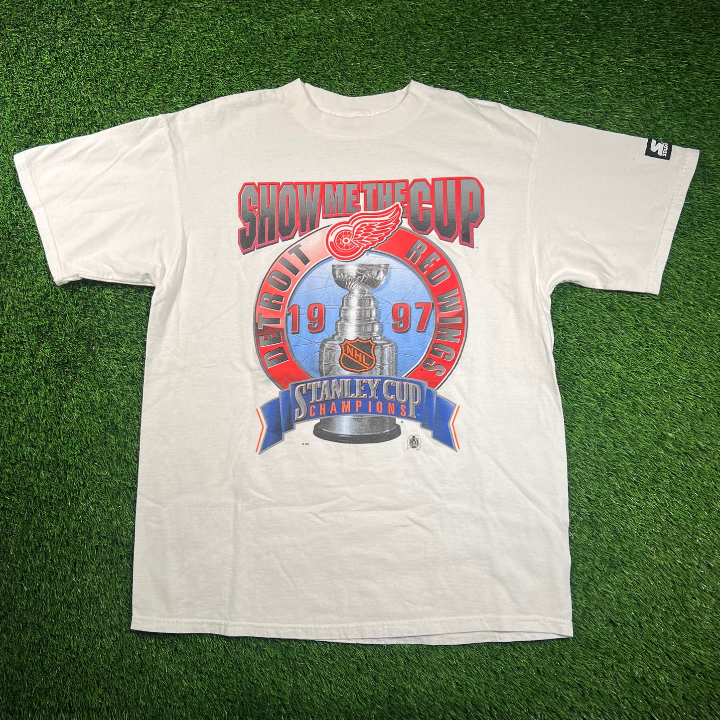 1997 Detroit Red Wings Stanley Cup Champions "Show Me The Cup" White Tee Size Large USED v18488