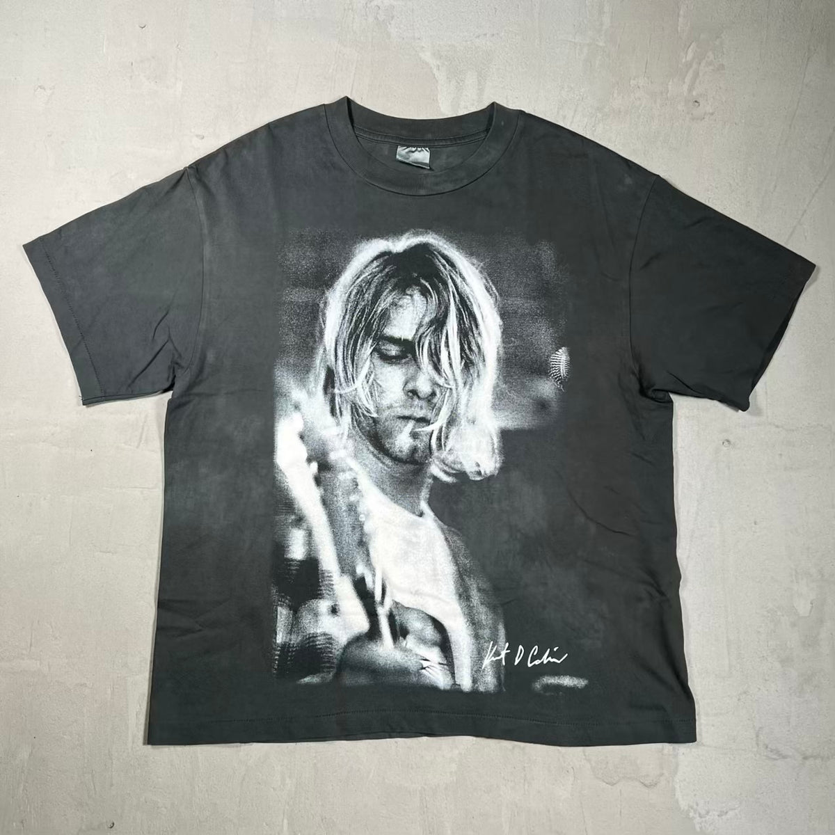 Kurt Cobain Big Portrait Grey Tee Size Medium USED v20186