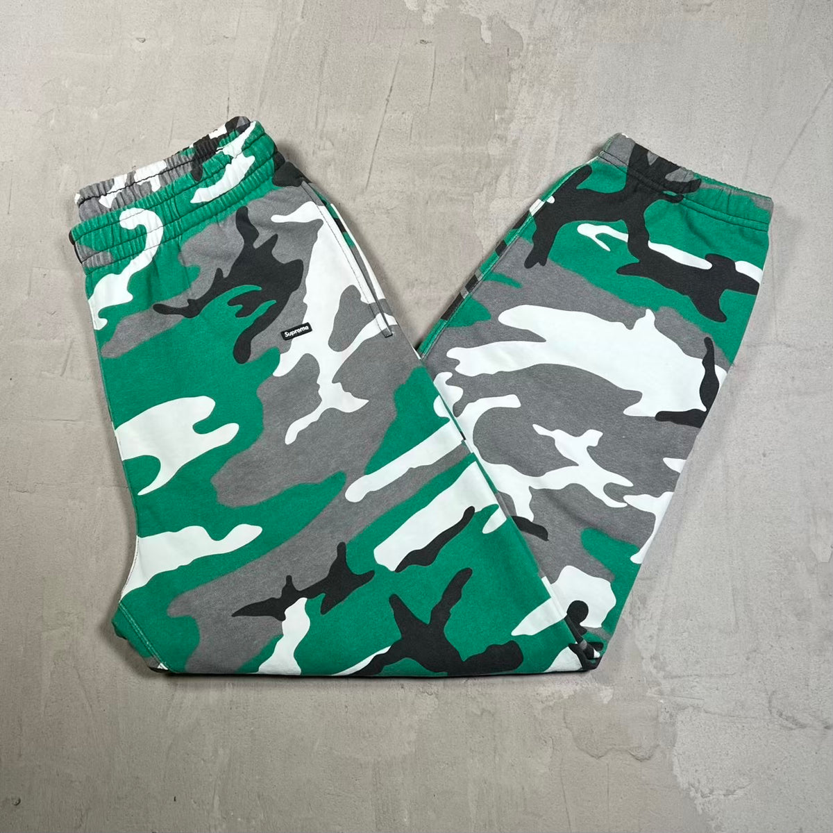 Supreme Small Box Logo Green Camo Sweatpants (2025) Size Medium USED x18915