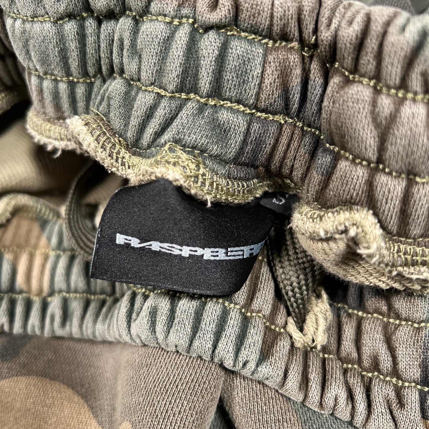 GV Gallery Raspberry Hills Sport Camo Sweatpants Size Small USED x17547