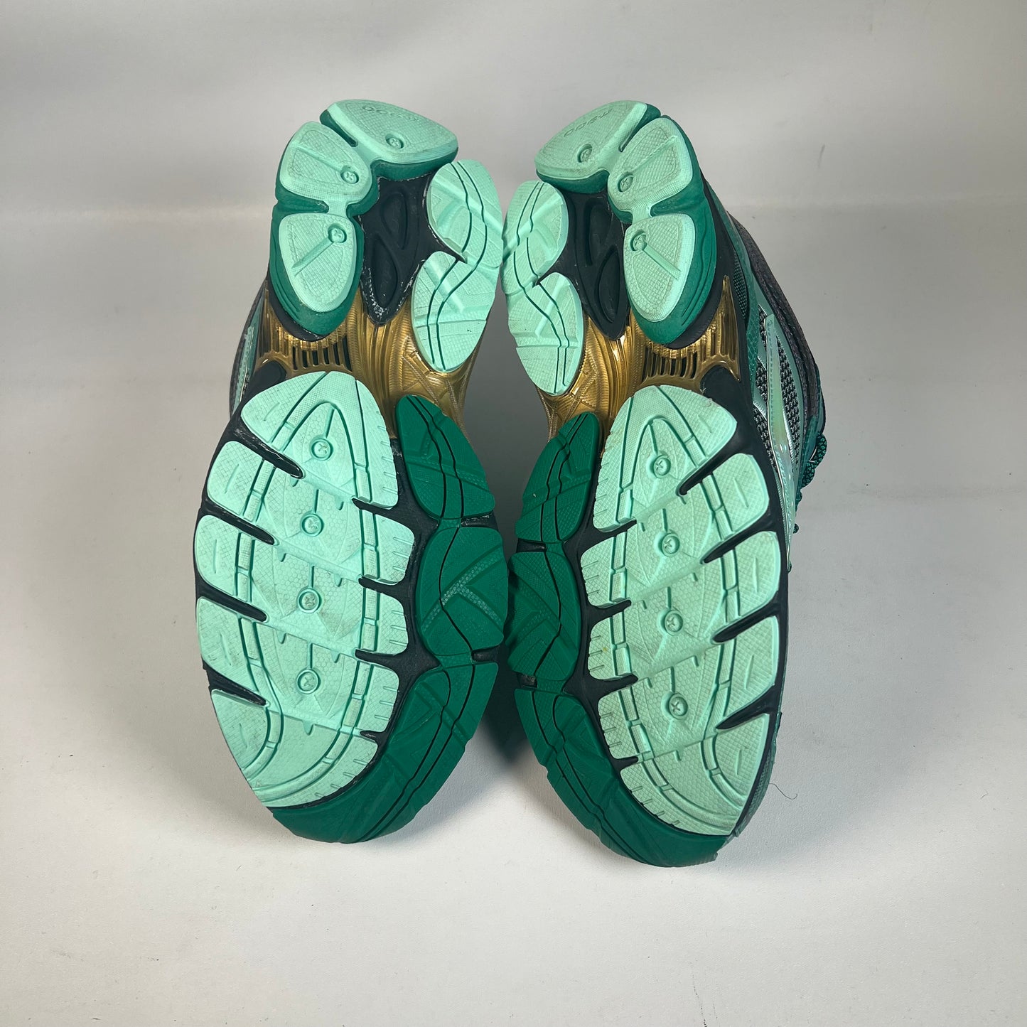 Saucony ProGrid Omni 9 Glowconstrictor Green (2025) Size 9.5 USED s22162