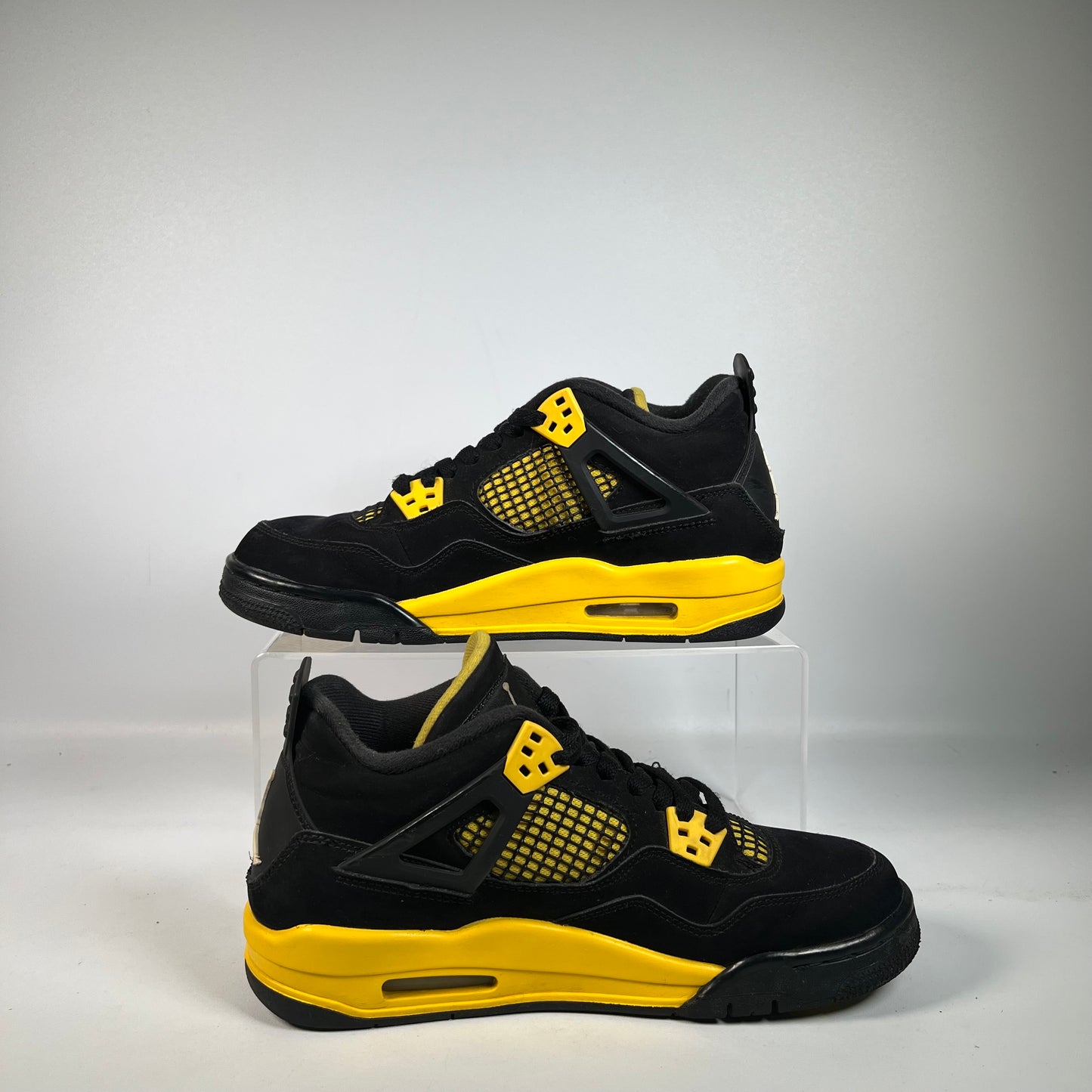 Jordan 4 Thunder (2023) Size 7y USED s22449